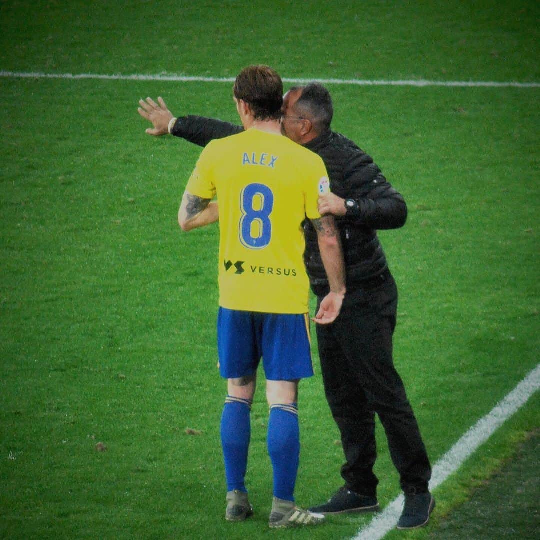 アレハンドロ・フェルナンデス・イグレシアスのインスタグラム：「Muchísimas felicidades por vuestra renovación, más que merecida, es un placer seguir juntos. Y felicidades @cadizclubdefutbol por esta decisión,seguimos creciendo🤝💛💙」