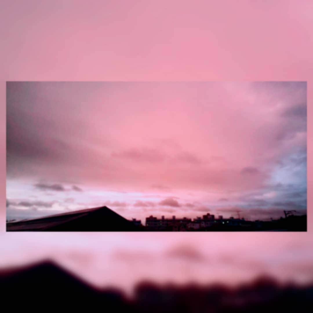 高橋あゆみのインスタグラム：「｡ お家でいろいろ作業してて ふと窓を見たらピンクでびっくり💗  朝は凄い雨だったのにこんな夕方の空 見れるなんて🤗✨ . #梅雨 #夕方 #空 #ピンク」