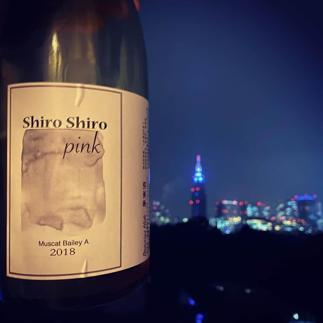 ひぐち君さんのインスタグラム写真 - (ひぐち君Instagram)「ラベル貼りをさせて頂いた「しろしろpink 2018」🍷 マスカットベーリーAの一番絞り果汁のみを使用した贅沢なロゼワイン🍇 ラズベリーのような爽快な酸味が、梅雨にピッタリ👍 「東京ラブストーリー2020」っぽく撮影してみました📷 #ドメーヌヒデ #山梨県　#南アルプス市  #日本ワイン　🇯🇵 #japanesewine #vinjaponais  #wine #vin #vino #winetime #winelover  #instawine #wineexpert  #tokyo  #muscutbaileya  #しろしろpink 2018 #東京ラブストーリー  #東京ラブストーリー2020」6月13日 19時11分 - higehiguchi