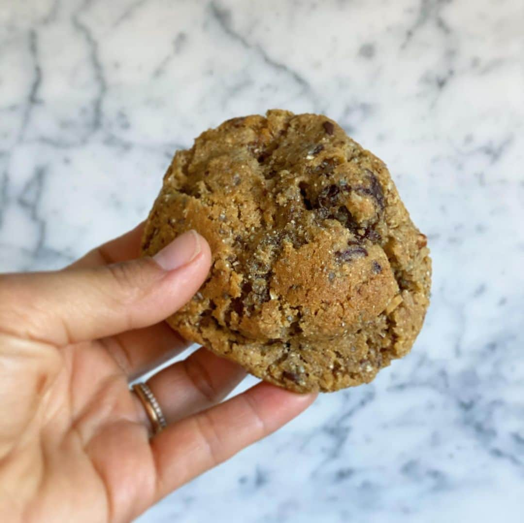 レイチェル・クーさんのインスタグラム写真 - (レイチェル・クーInstagram)「Be warned if you make these cookies you’ll end up eating them all 🍪 @ravneeteats cookie recipe from her book The pastry chef’s guide is dangerously moreish. Have been enjoying dipping in and out of her book. Packed with loads of tips and tricks. @ravneeteats and @nicolaalamb also run a fabulous online patisserie course @puffthebakery - check them out! Full disclosure: me being me I couldn’t resist tinkering with the recipe swapped plain flour for rye and spelt and threw in some chopped nuts and dates. Sorry to all the cookie pureists out there. Book was gifted.」6月13日 19時13分 - rachelkhooks