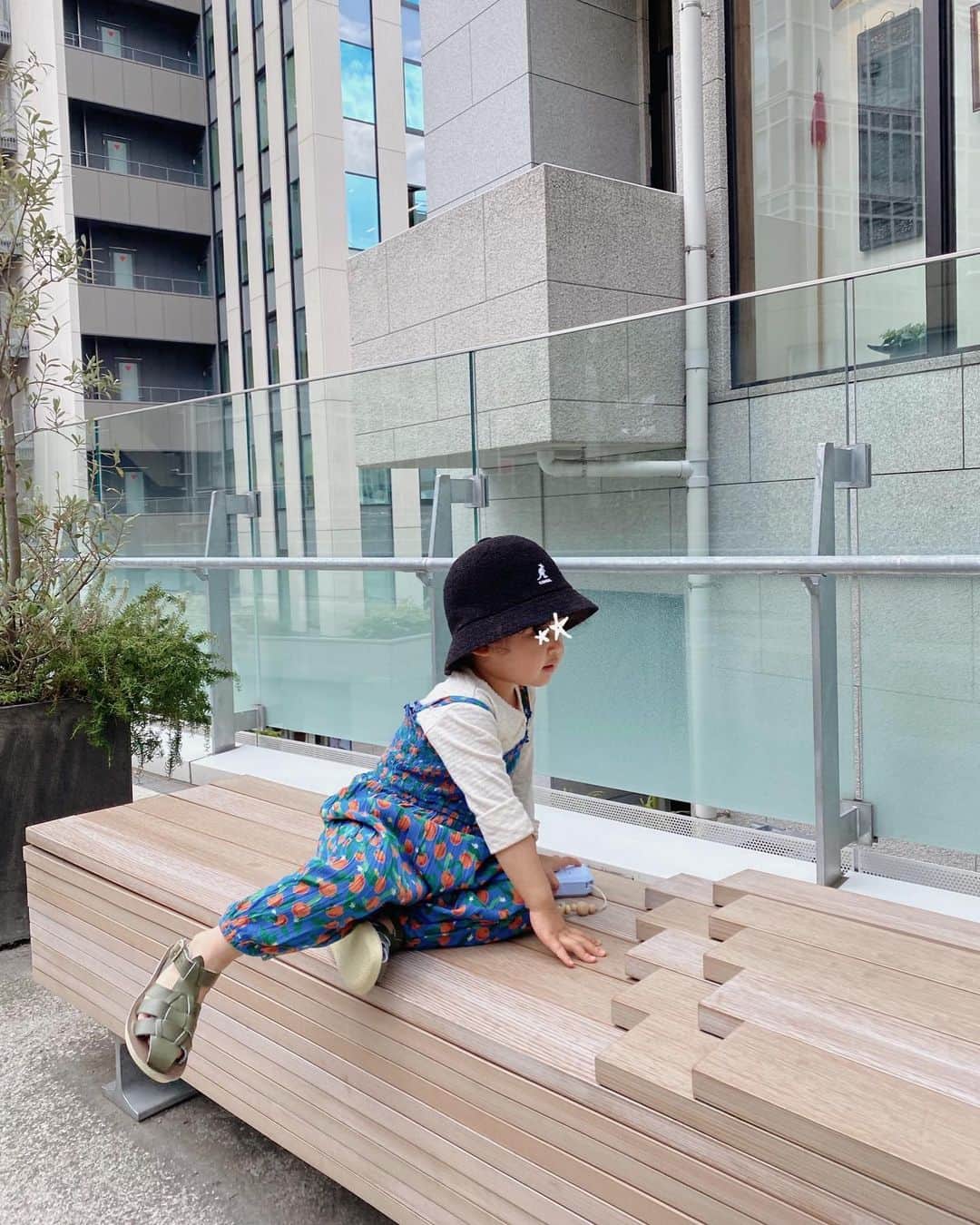 目見田早弥子のインスタグラム：「| 🍊 きのうの娘コーデ𓍯 この帽子が娘のクルクル癖っ毛とマッチしてかなり可愛い！ お気に入りです🌼 hat : @override_official tops : @quincymae @ryleeandcru.japan romper : @_bobochoses_ shoes : @saltwatersandals_jpn ⠀ #override#quincymae#ryleeandcru#bobochoses#saltwatersandals」