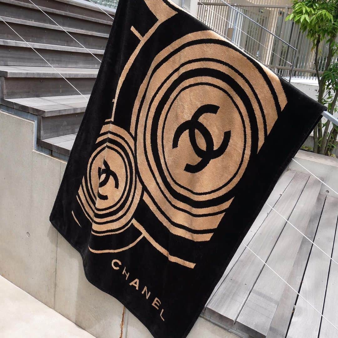 Vintage Brand Boutique AMOREさんのインスタグラム写真 - (Vintage Brand Boutique AMOREInstagram)「Vintage Chanel beach towel.  This item is  only available at the store but we accept orders by DM. Please DM us if you are interested in the item! ▶︎Free Shipping Worldwide✈️ ≫≫≫ DM for more information 📩 info@amorevintagetokyo.com #AMOREvintage #AMORETOKYO #tokyo #Omotesando #Aoyama #harajuku #vintage #vintageshop #ヴィンテージ #ヴィンテージショップ #アモーレ #アモーレトーキョー #表参道 #青山 #原宿#東京 #chanel #chanelvintage #vintagechanel #ヴィンテージ #シャネル #ヴィンテージシャネル #シャネルヴィンテージ #amorewardrobe #アモーレワードローブ」6月13日 19時14分 - amore_tokyo
