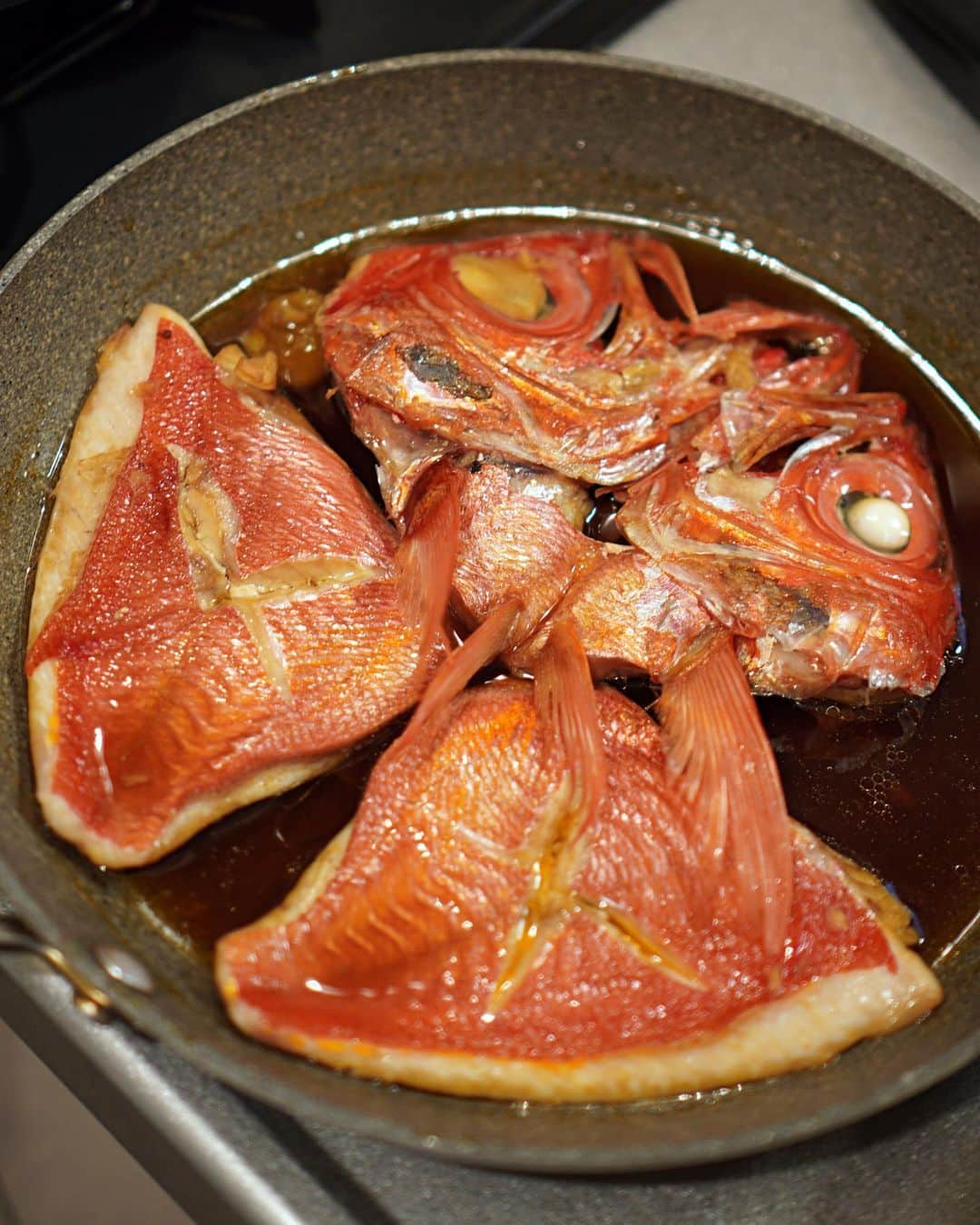 Akihiro Yoshidaさんのインスタグラム写真 - (Akihiro YoshidaInstagram)「#金目鯛の煮付け  昨日に引き続き #豊洲の極 (@toyosu_no_kiwami )さんの千葉県産の金目鯛を使って煮付け  豊洲の極さんの食材は一般には流通しないお店向けの食材でめちゃ極上食材なんです🤩  しかも、捌きが苦手な方向けに三枚おろしでお願いできるので超助かる。さすがに金目は捌けない笑  さぁ、金目といえば煮付け！肉厚でめちゃくちゃ美味しかったです🐟中骨もあったので、味噌汁にいれてあら汁に。  手前味噌ですが全部めちゃ美味い！いや、これはきっと魚のポテンシャルが高すぎるんだ、自分の腕前を過信するなw美味しい食材をとってくれた漁師さんありがとうございます  生姜は坂ノ途中( @sakanotochu )さんの高知県産の無農薬、有機野菜の香り高い生姜を使いました。#坂ノ途中のお野菜 #野菜は生きもの ・ ■レシピ　 金目鯛…一匹 長ネギ…1/3 生姜薄切り…4枚 >>① 水…150ml 醤油、酒、みりん…各大さじ2 砂糖…大さじ1  step1️⃣. 鯛の皮目に切り込みを入れて、熱湯に潜らせ流水で洗い水気を切っておく。頭も。 step2️⃣.①と皮をむいた生姜の薄切りをいれて火にかけて沸騰させたら、魚を皮を上にして落とし蓋をする step3️⃣. 弱火にして煮汁をかけながら煮詰めて、皿に盛り、白髪ネギをのせて出来あがり  #akihiroy#おうちごはん#料理男子#家庭料理#簡単料理#時短料理#簡単ごはん#手作りごはん#今日のごはん#料理記録#献立#料理好きな人と繋がりたい　#手料理#旦那飯 #旦那飯👨‍🍳　#今日の旦那メシ　#金目鯛　#金目の煮付け」6月13日 19時20分 - akihiroy
