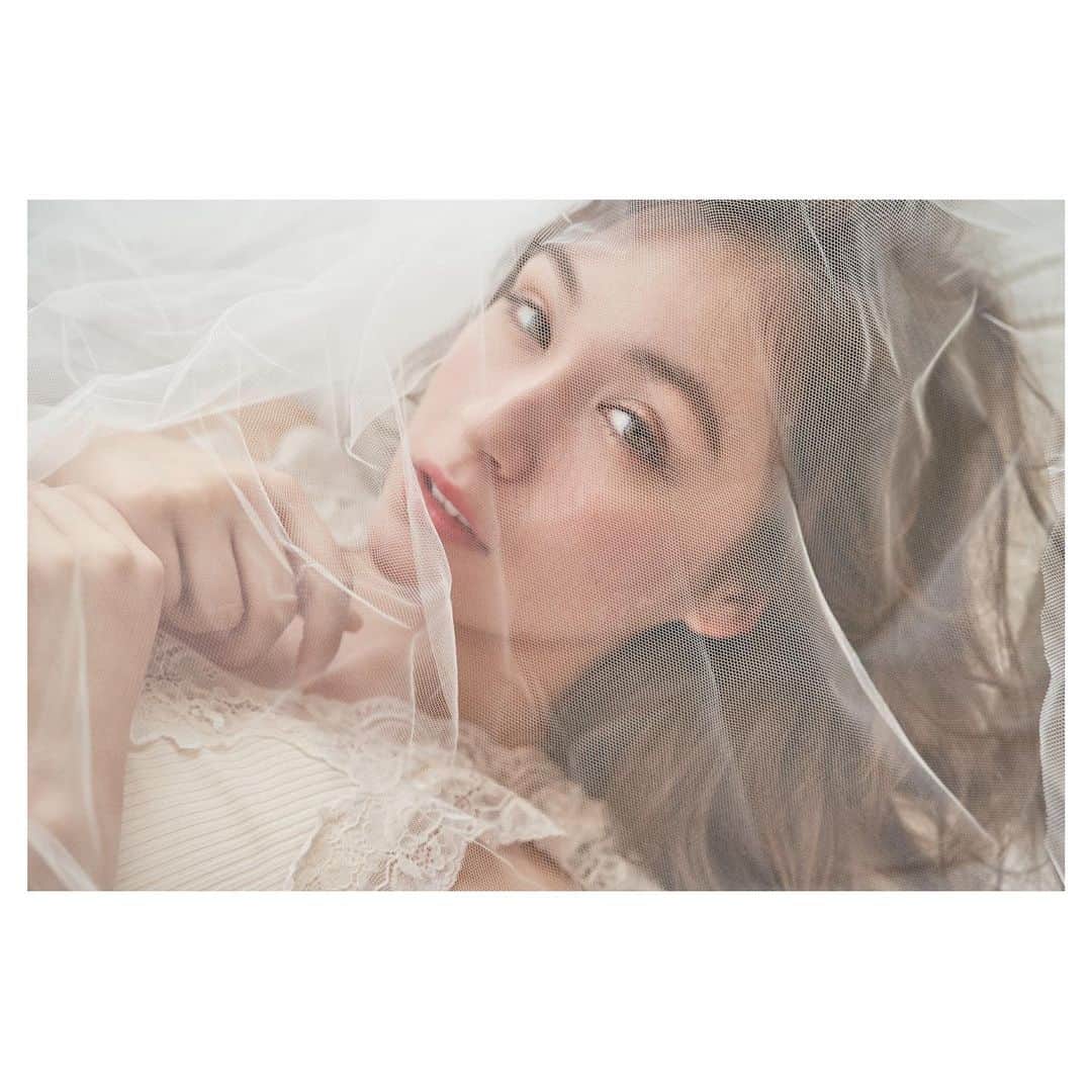 前原穂高のインスタグラム：「S/S用にレタッチし直してみたの🙆 以前のは過去投稿であげてるから比べてみてね🙌 光の色を変えてみた。 ㅤㅤㅤ あー早く作品作りたいなぁ 撮影したいなぁ ワクワクがもっと増えますように😍 ㅤㅤㅤ #作品撮り #ロングヘア #美容室Violet #美容師 #表参道  #栄 #横浜 #美容室 #表参道美容室 #横浜美容室 #栄美容室 #ヘア #人気ヘアスタイル #ヘアスタイル #ヘアアレンジ #ヘアカラー #ヘアメイク #ヘアカタログ #hair #hairstyle #髪型 #あざと毛 #ほだかっと #ほだからー #前原穂高 @violet_hairsalon ㅤㅤㅤ ☆前原穂高店舗出勤スケジュール☆ 表参道店勤務→🗼 横浜店勤務→⚓️ 名古屋店勤務→☕️ 6月17日(水)🗼 6月18日(木)🗼 6月20日(土)🗼 6月21日(日)🗼 6月24日(水)⚓️ 6月25日(木)⚓️ 6月26日(金)🗼 6月27日(土)🗼 6月28日(日)🗼 7月01日(水)🗼 7月02日(木)🗼 7月03日(金)🗼 7月04日(土)🗼 7月05日(日)🗼 7月08日(水)🗼 7月09日(木)⚓️ 7月10日(金)☕️ 7月11日(土)☕️ 7月12日(日)☕️ 7月15日(水)🗼 7月16日(木)🗼 7月17日(金)🗼 7月18日(土)🗼 7月19日(日)🗼 7月22日(水)🗼 7月23日(木)⚓️ 7月24日(金)🗼 7月25日(土)🗼 7月26日(日)🗼 7月29日(水)🗼 7月30日(木)🗼 7月31日(金)🗼」
