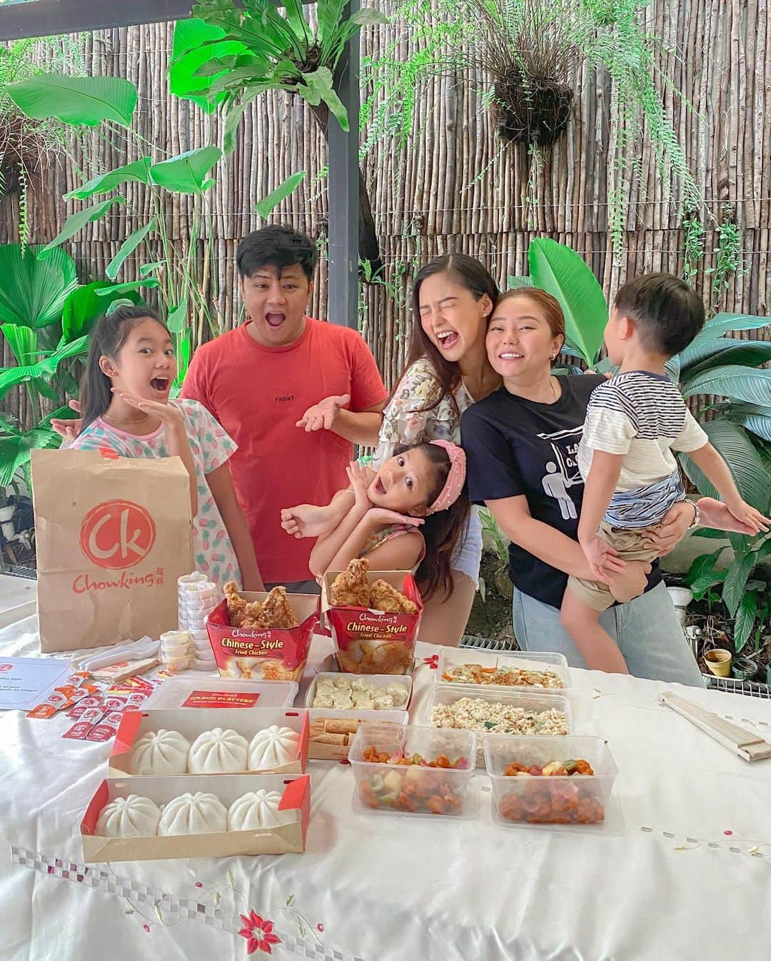 Kim Chiuさんのインスタグラム写真 - (Kim ChiuInstagram)「Thank you @chowkingph family!❤️ Dahil BAWAL LUMABAS, thanks to CHOWKING delivery!!!!❤️ The ultimate comfort food delivered right in front of your doorstep. Masaya ang kainan lalo na pag kasama ang pamilya. We were able to celebrate advance fathers day sa Kuya ko!!!! Pag masaya ang pamilya, masayang masaya din ako!!!😉👍🏻. Thank you again chowking fam and for the sweet message you sent!!! 非常感谢!❤️ Call #98888 for delivery!🏍🥡🥢」6月13日 19時26分 - chinitaprincess