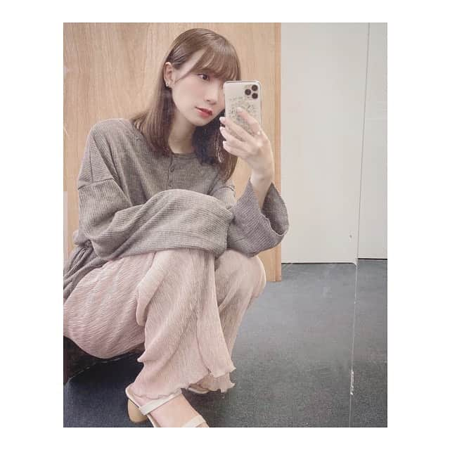 江嶋綾恵梨さんのインスタグラム写真 - (江嶋綾恵梨Instagram)「本日のえじこ〜で。ふふ﻿ ﻿ 少し肌寒かったので長袖🤍🤎﻿ ﻿ ▷tops  #wcloset﻿ ▶︎pants  #crisp﻿ ▷sandal  #libraatelier﻿ ﻿ 淡〜いくすみ色です🧦🐮🎀﻿ ﻿ #ootd #fashion #えじこーで #くすみコーデ #今日のコーデ」6月13日 19時26分 - aeringoooo