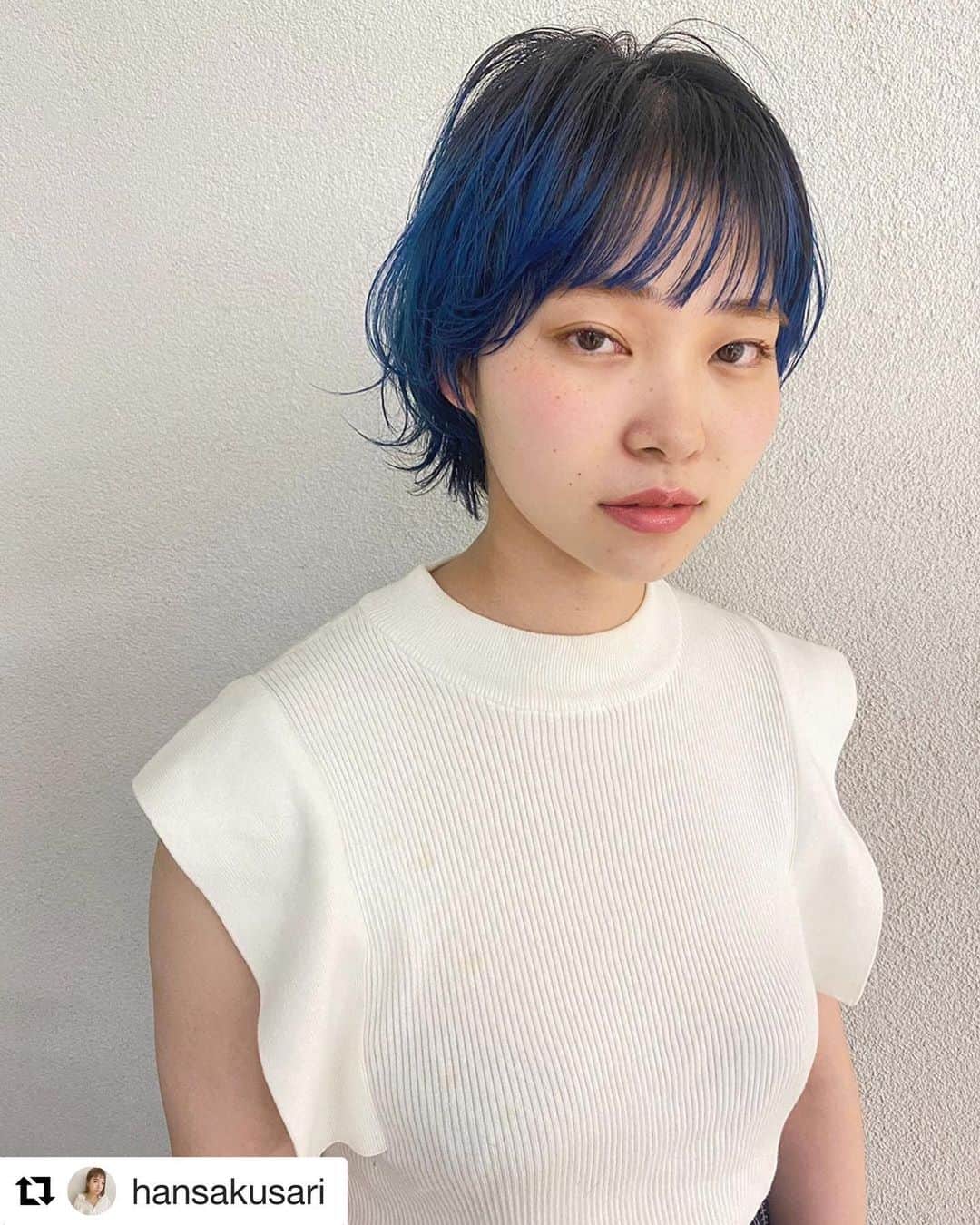 のインスタグラム：「#Repost @hansakusari with @get_repost ・・・ bulue color..🦕🐳 夏に向けてcolorを楽しみたい‼︎‼︎‼︎ CHROMA IDのブルーを使ってカラーしました！ @schwarzkopfjapan  #クロマID #ファイバープレックス  #ブロレンジ #アイシーブロンド #おうちクロマ」