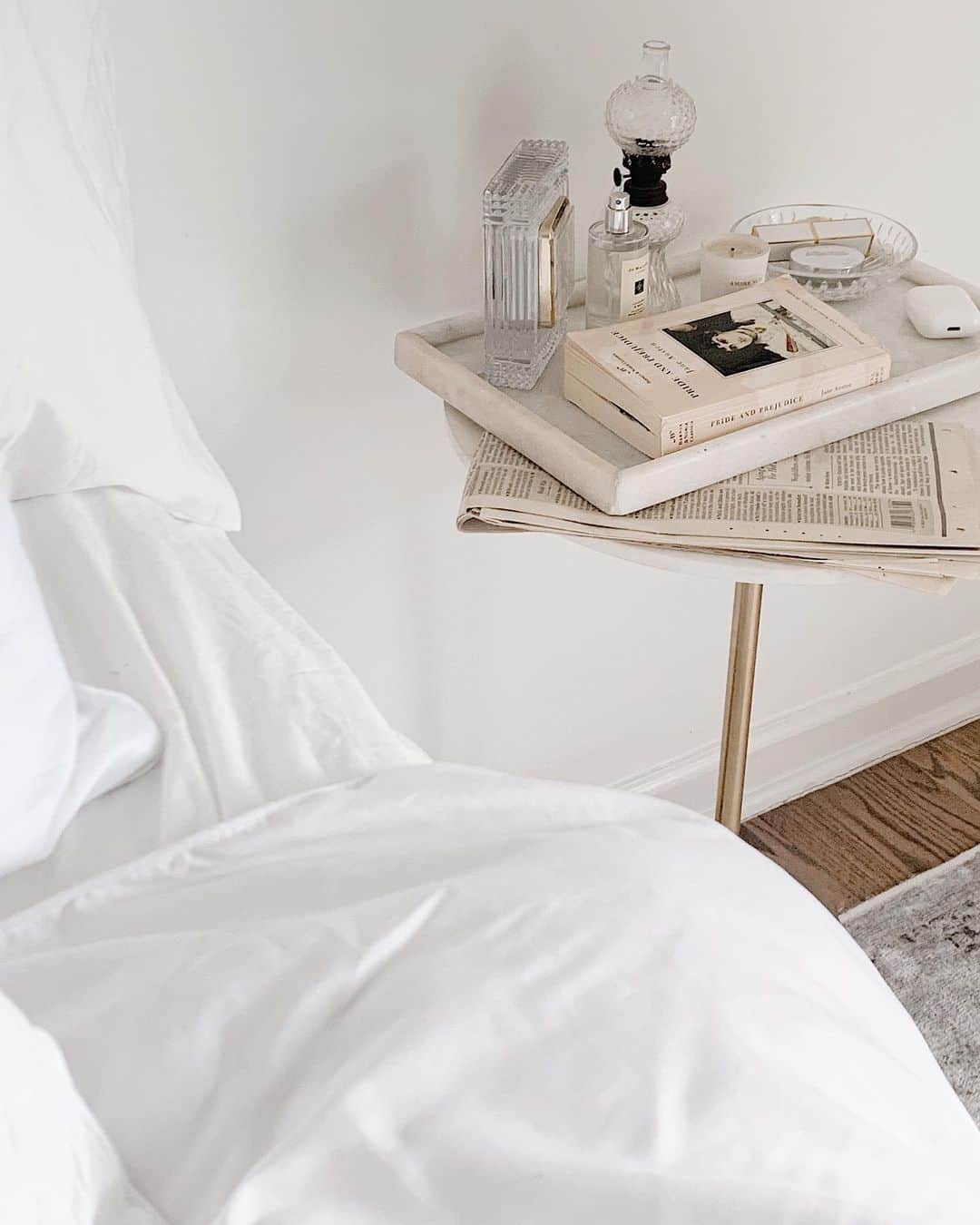 Kelsey Simoneのインスタグラム：「Minimal bedroom details」