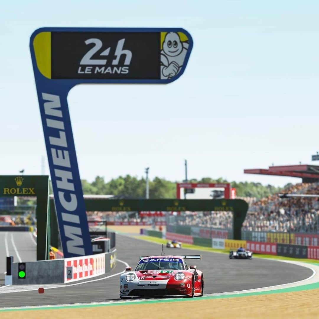 アンドレ・ロッテラーのインスタグラム：「Incredible virtual experience @24heuresdumans with @porsche team and my @rssimulation setup! Race is currently on and P5 ! Link in bio to watch !」