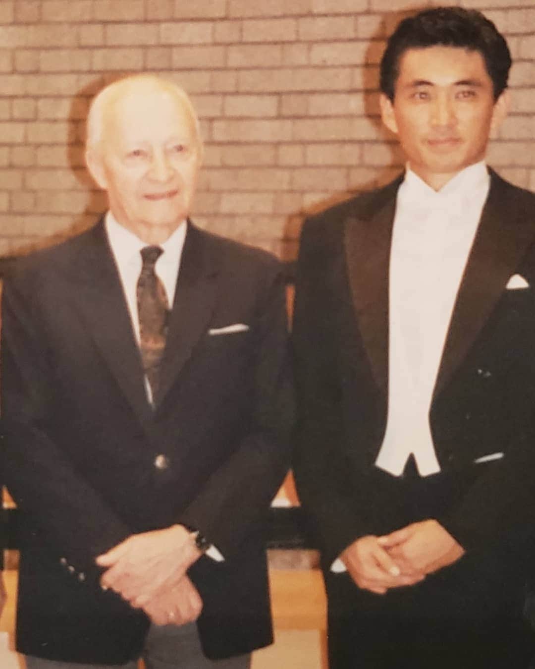 藤岡幸夫のインスタグラム：「※裏アカウントの @sachiofujioka では僕の朝日新聞のエッセイ他が 掲載されています。  TwitterやFacebookでは毎日日替わりメニュー投稿をして、Twitterのモーメントにまとめてあります。  毎週日曜日はお世話になったマエストロ。本日は1999年に書いた文章です。 《ルトスワフスキの思い出》 (文中は、英国読みでルトスラウスキと記述しています) ↓  1992年に僕は、ルトスラウスキの目の前で、この管弦楽のための協奏曲(オケコン)を指揮する機会 に恵まれました。この時、僕はこのオケコンのリハーサルが始まる3日ぐ らい前に、沢山の質問をかかえて、すでにマンチェスターに滞在 していたルトスラウスキに会いに行きました。ところが、  ルトスラウスキは僕がオケコンを振ると知りながら、会ってく れなかった。その時は「このクソオヤジ～、あぁそうですか、 僕は勝手に好きなように振ります。」と頭に来て、いよいよ 本番。コンサート終了後、ルトスラウスキはニコニコしながら 僕のところにやって来て（ちゃんと、コンサートには来てくれ たのです）、「本当に素晴らしかった。ありがとう。」 そして、「私がなぜあなたにこの前会わなかったか、わかり ますか？作曲者が一つの曲を書き終えた時、その曲は作曲者 から離れて演奏者にゆだねられるのです。私はルトスラウス キ、あなたは無名の若手指揮者。私が何か言えば、あなたは大き な影響を受けてしまうでしょう。それは良くありません。」僕は 結構感動して、「ありがとうございます。ところで、2楽章は メトロノームの早さより、遅くて申し訳ありません。」と言う と、彼は「いいえ、あのTempoで良かったですよ。あのメトロ ノームの早さは早過ぎます。」 僕は、「どなたが、あのTempoをお書きになったのですか？」 と聞くと、「私が、書きました。でも早過ぎます。いいです か、作曲者の書いたメトロノームなど、信じちゃいけません よ。」 僕は「・・・・・・。」この後、他の細かい事（オケコンに ついて）について色々話をして、最後に、「今日は久し振りに 自分の曲を楽しめました。」と一言言ってくれて別れた。 僕はとても嬉しかった。」