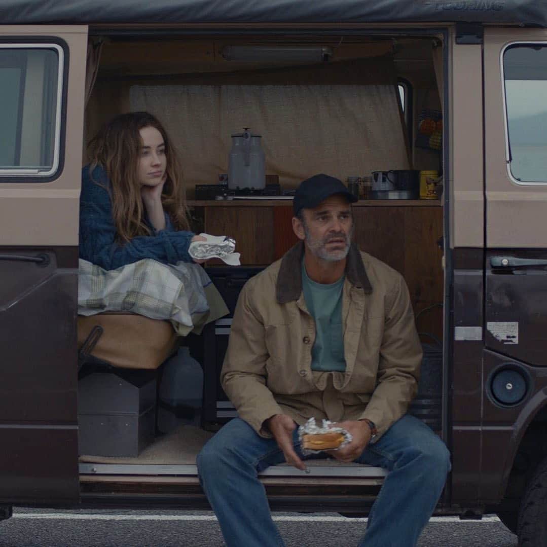 サブリナ・カーペンターのインスタグラム：「Monday, June 15th  Join me and the cast of @shorthistorylongroad for a global virtual premiere with a Q&A at the end!  4pm PST/ 7pm EST get tix from the link in my story🌻🚌」