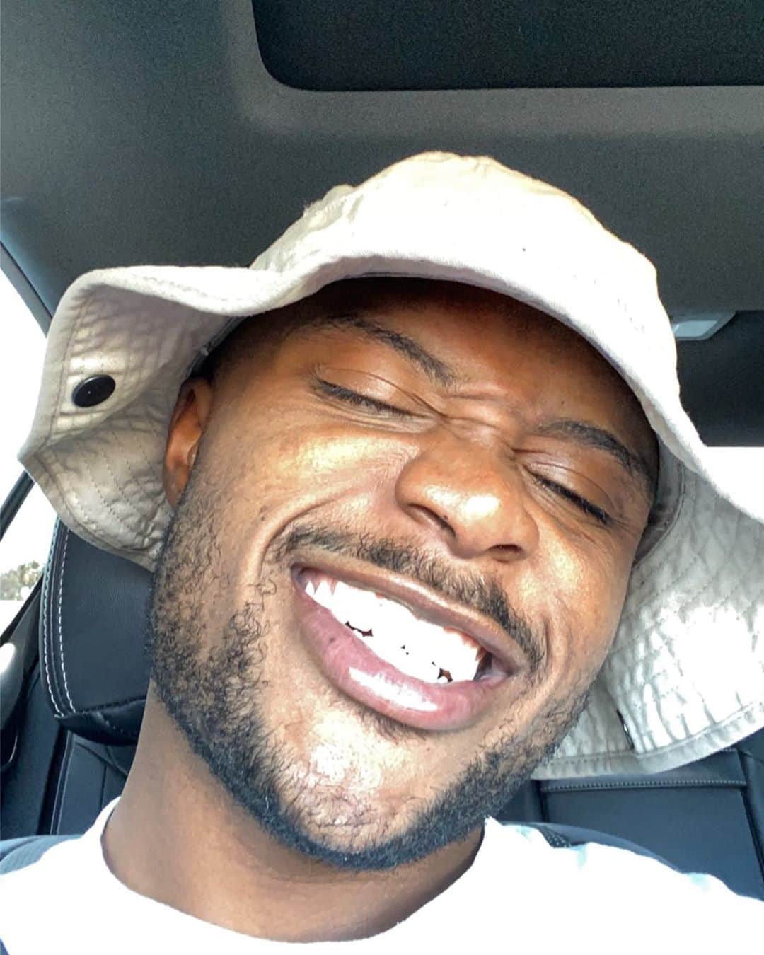 ダショーン・ジョーダンのインスタグラム：「Smile, Better days are coming! 🙏🏾❤️💫 #shareasmile」