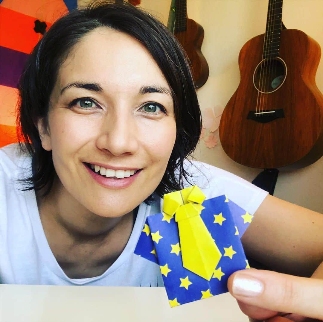 KATのインスタグラム：「I’m back for another Origami hang today! I’ll be showing you got to fold a shirt and tie ☺️ at 5pm PST link is in the bio 朝9時からユーチューブで折り紙ワークショップをまたやります！　リンクはプロフィールにあります。」