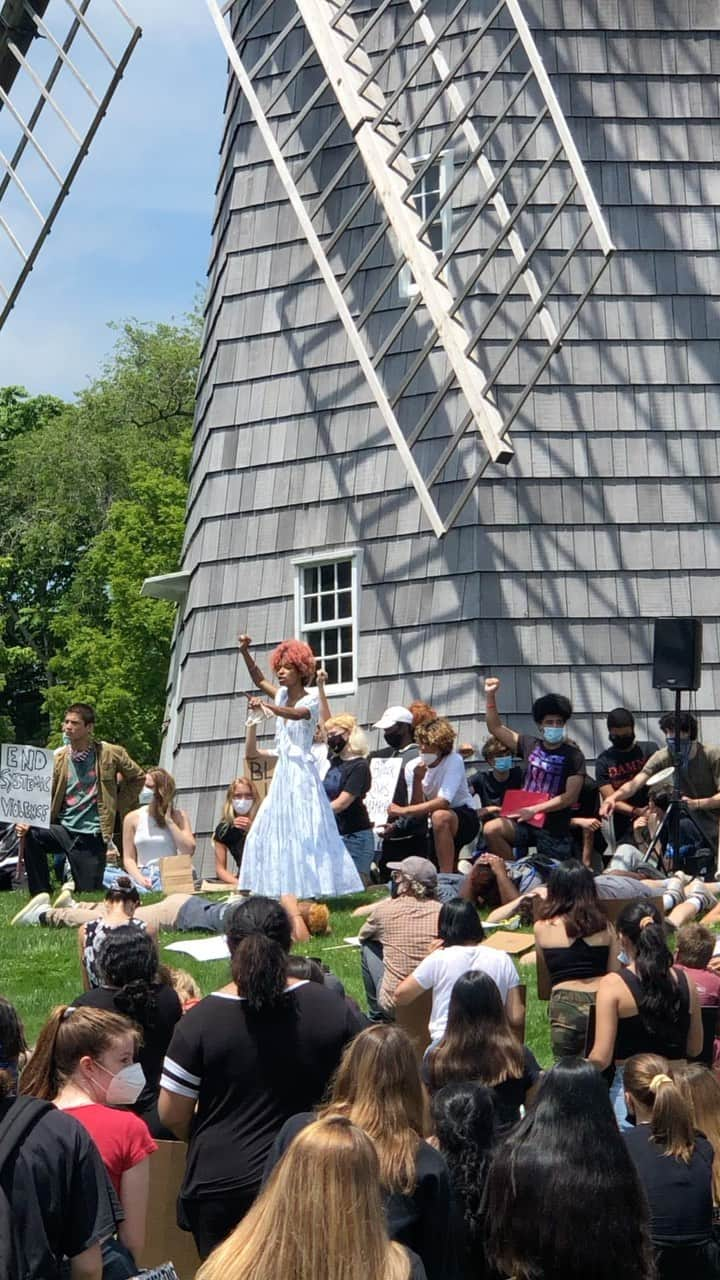 レイラニ・ビショップのインスタグラム：「A huge thank you to the students who put on the #blacklivesmatter protest in East Hampton and the @eastendagainsthate group that spearheaded Sag Harbors march and all the other groups and speakers and community members that have been marching against racism on the east end.The east end is still incredibly segregated even in 2020,this is reflected in the schools and neighborhoods, showing up to the protests are a painful reminder of how much work there is to do and how far behind the Hamptons are. If you can go to a march  there’s one in Hampton Bays tomorrow where there is actually still a KKK presence ..true story! and another one on Shelter Island. Join a group, start a conversation and see where you can support diversity. Please step up ❣️ . . Sunday, 6/14 at 5pm - Hampton Bays Protest and March at Hampton Bays Train Station - event details here.  Sunday, 6/14 at 1pm - Shelter Island Protest (meet in the school parking lot) - event details here.」