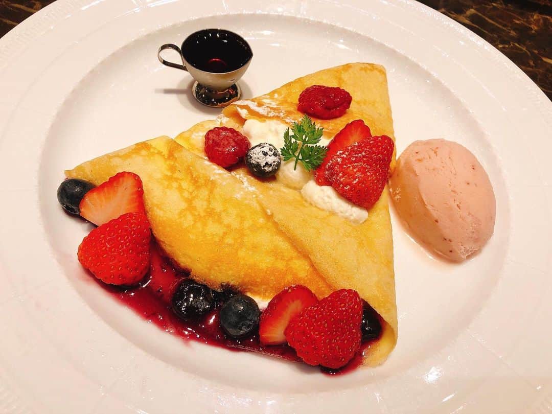のインスタグラム：「数ヶ月ぶりに喫茶店で食べたクレープ✨ 久しぶりなのと美味しすぎて感動した😭  #クレープ #喫茶店」