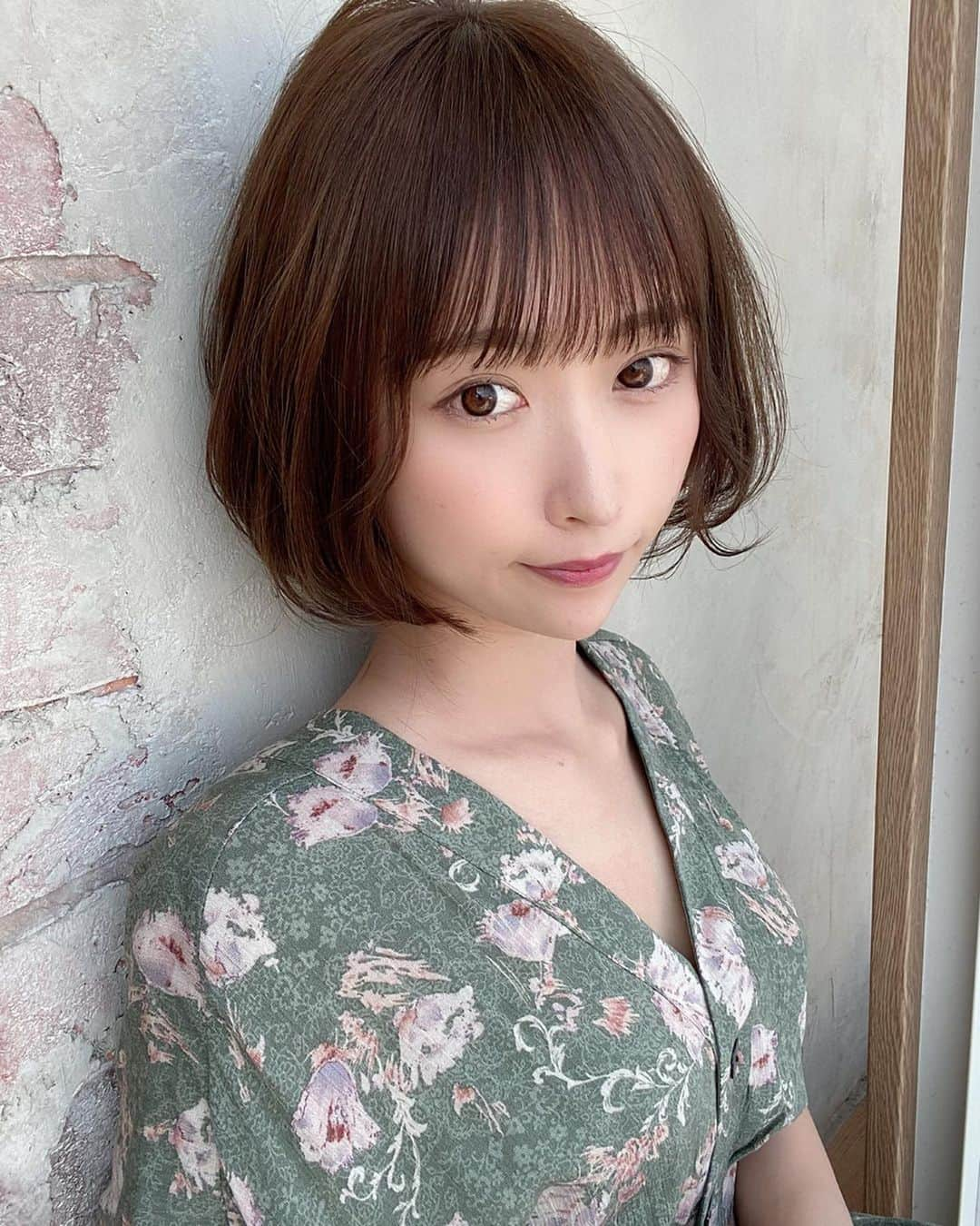 島田玲奈のインスタグラム：「. 前髪をパッツンにしてイメチェンしたよ✂︎ . カラーもとってもお気に入り🥰 @tenhouo さん、ありがとう❤️ . 前髪で印象がとっても変わるから、気分転換になる〜嬉しい！ . 前髪伸ばしてみたいなって、ずっと思ってるけど、似合う自信ないのと、結局切っちゃって挑戦できない🤭(笑) . #newhair #ショートヘア #ショートボブ」