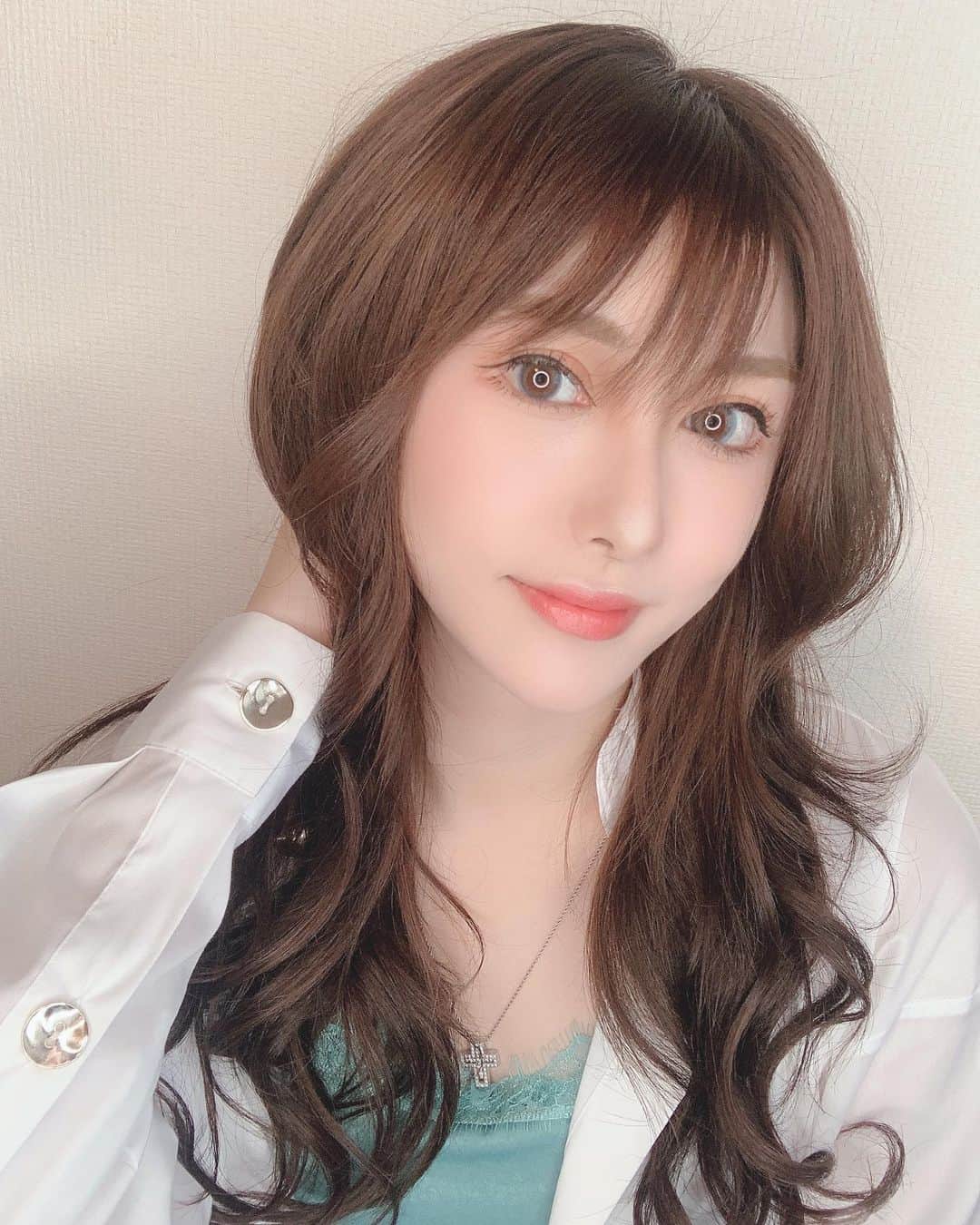 のインスタグラム：「dmでよく頂く髪の質問🙆‍♀️ エクステはつけてます🌈 カラーエクステカット全て @regalo_shinjuku.east レガロ新宿さんの　@felice_junpei 鈴木さんにお願いしてます♡ いつもありがとうございます🥺💓 . . #ヘアサロン #カラー #エクステ」