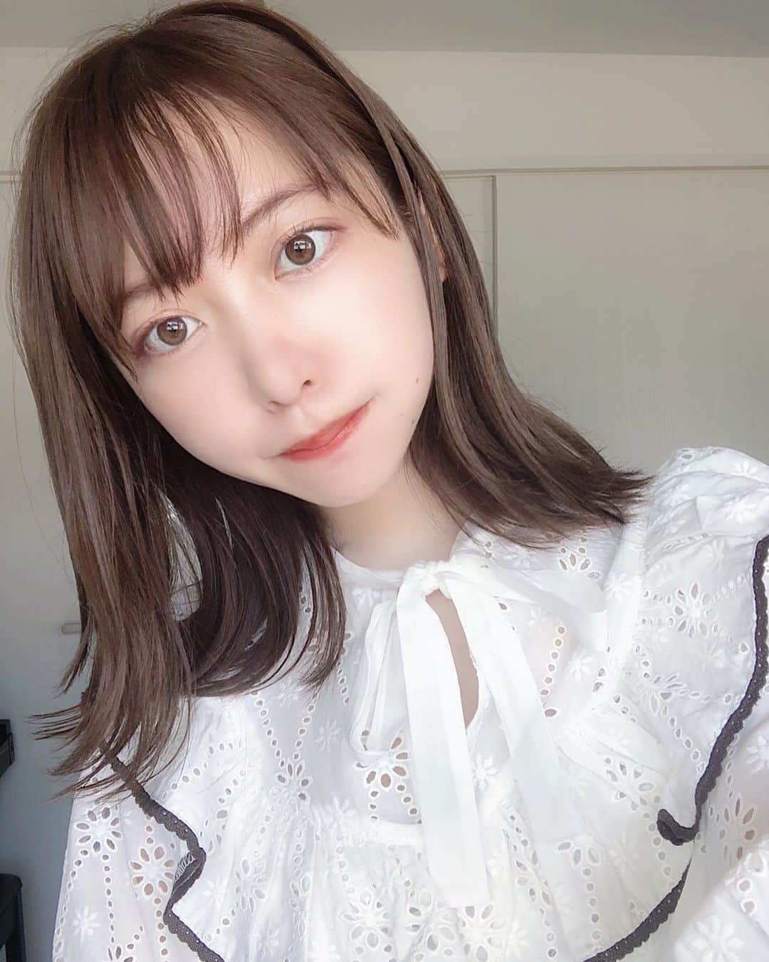 木村ミサさんのインスタグラム写真 - (木村ミサInstagram)「いまさら6月初投稿🐰﻿ ﻿ ﻿ やっと最近は少しずつだけど﻿ 仕事も再開してきてお外に出られて﻿ すごく嬉しいです﻿ ﻿ @lecotokyo @soucuts 先生に﻿ 髪もきれいにしてもらいました﻿ 今回もpink継続🌷﻿ ﻿ @dear_sisterhood のブラウスも﻿ お気に入り🌼﻿ ﻿ ﻿ 梅雨はきらいだけど﻿ おろしたての服をきて外にでたり﻿ だれかに会えたり﻿ なんだか当たり前だった日々を﻿ すごくしあわせなことだったと改めて感じることができていまのとこ毎日たのしい6月🐰﻿ ﻿ はやくみんなにも会いたいね！﻿ ﻿ ﻿ ﻿ #sisterfood #june #haircolor #pink #pinkhair #code #outfit #girl #コーデ #ヘアカラー #ピンク #ピンクブラウン #코디 #패션스타그램 #셀카 #오오티디 #셀스타그램」6月13日 21時22分 - misaxmas