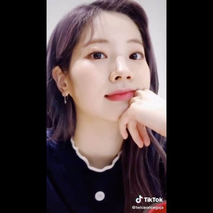 ダヒョンのインスタグラム：「Found this on tiktok 🙊 How to be dahyun? 🥺 ⠀⠀⠀ ⠀  #dahyun #ダヒョン #多賢 #다현 #트와이스 #twice #トゥワイス ©️twiceoncegaja // tiktok」