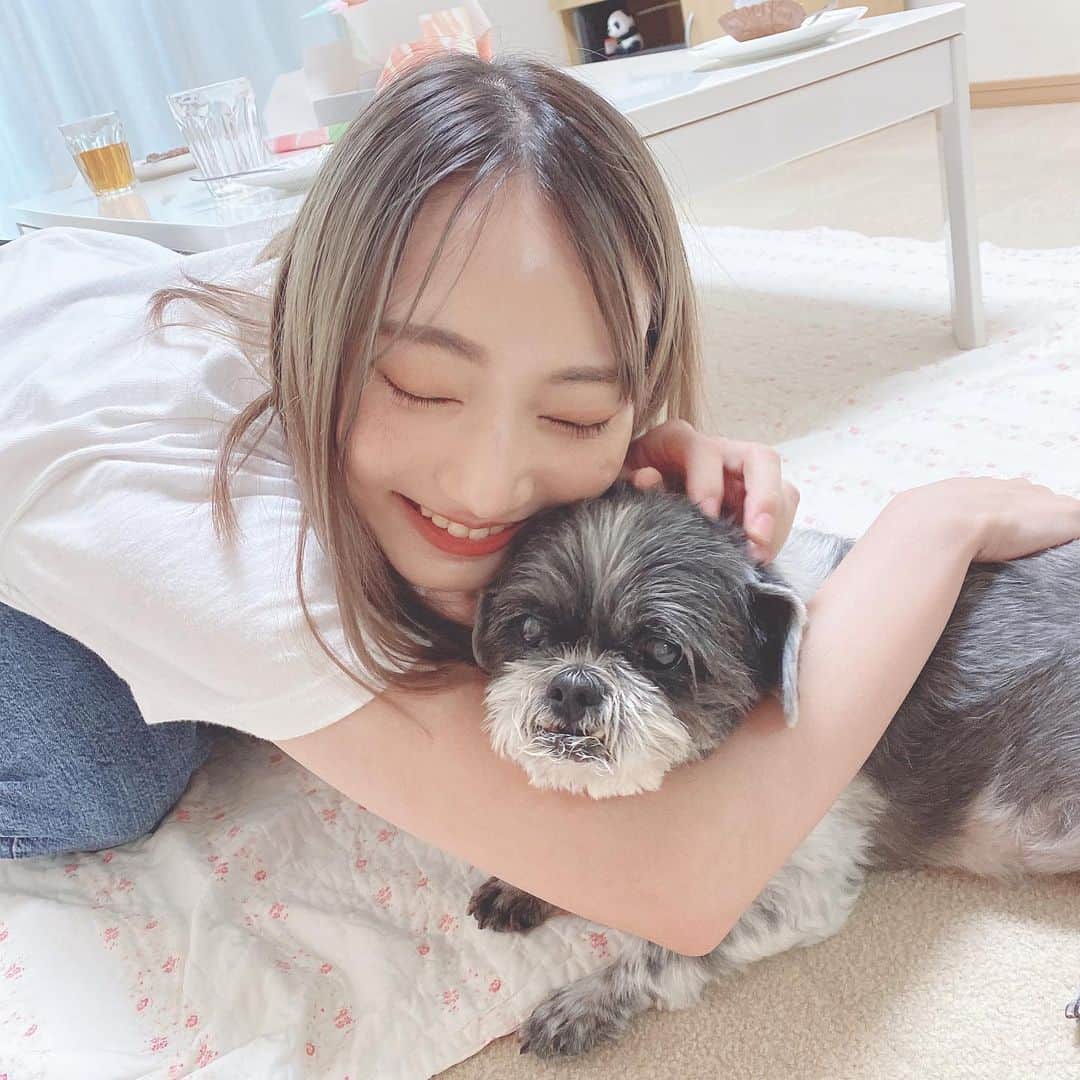 ゆりのインスタグラム：「実家に帰りました。 (日帰り) 愛犬のクッキーとアリス元気そうでよかった～長生きしてね😭😭」