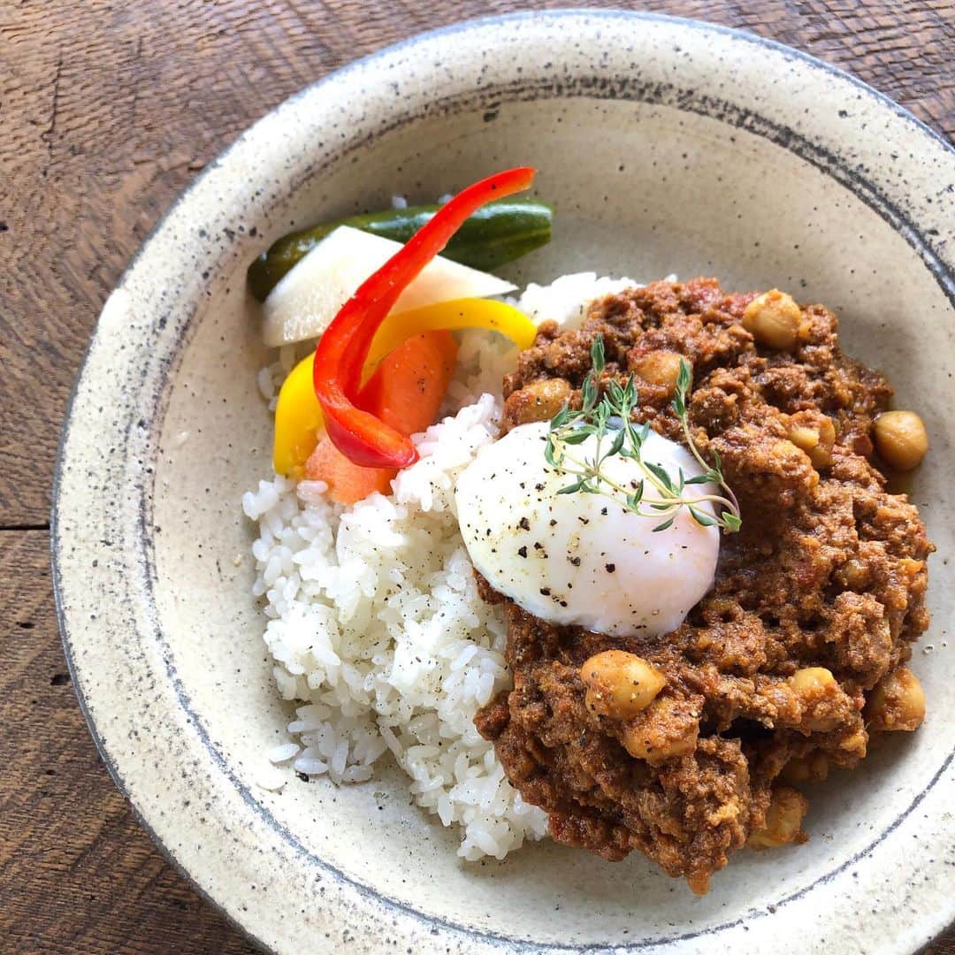 のインスタグラム：「【手紙舎つつじヶ丘本店】 本日もご来店ありがとうございます。本店でお出ししているキーマカレーと、ハヤシライスは、明日までのご提供の予定です。(来週からは、新しいラインナップを準備しております。)スパイシーなキーマカレーには温玉を絡めて、また、ハヤシライスはお店でじっくり煮込んだ自家製デミグラスソースのコクのある味わいを、ぜひお楽しみください。イートインはもちろん、テイクアウトも承っております。 . 2020.6.13.土 . #手紙舎#手紙社#tegamisha#柴崎#つつじヶ丘#つつじヶ丘本店#手紙舎つつじヶ丘本店#調布#調布カフェ#神代団地#神代団地商店街#キーマカレー#ハヤシライス#ランチ#カレー#テイクアウトの持ち帰り」
