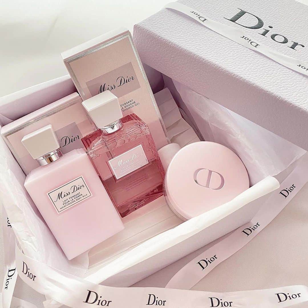 香音さんのインスタグラム写真 - (香音Instagram)「@diorparfumes 素敵なギフトとお花をいただきました💐 . . ミスディオールボディーパウダーは細かいキラキラがハイライトに使えるし、さらさらしているから今年の夏、大活躍しそうです☺️ . . #diorparfume #DIOR #ミスディオール #Dior」6月13日 21時43分 - kanon420_official