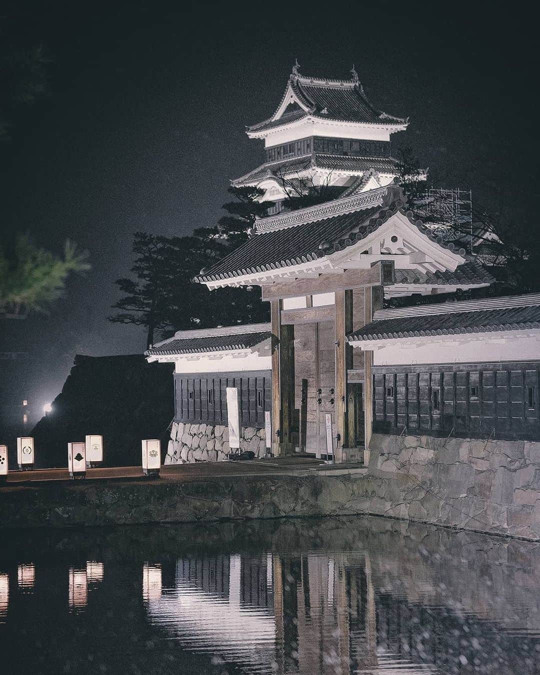 Berlin Tokyoさんのインスタグラム写真 - (Berlin TokyoInstagram)「Matsumoto Castle stands magnificently in the misty rain, with its sleek black exterior illuminated in the dark. . . . #hellofrom Nagano, #japan」6月13日 21時36分 - tokio_kid