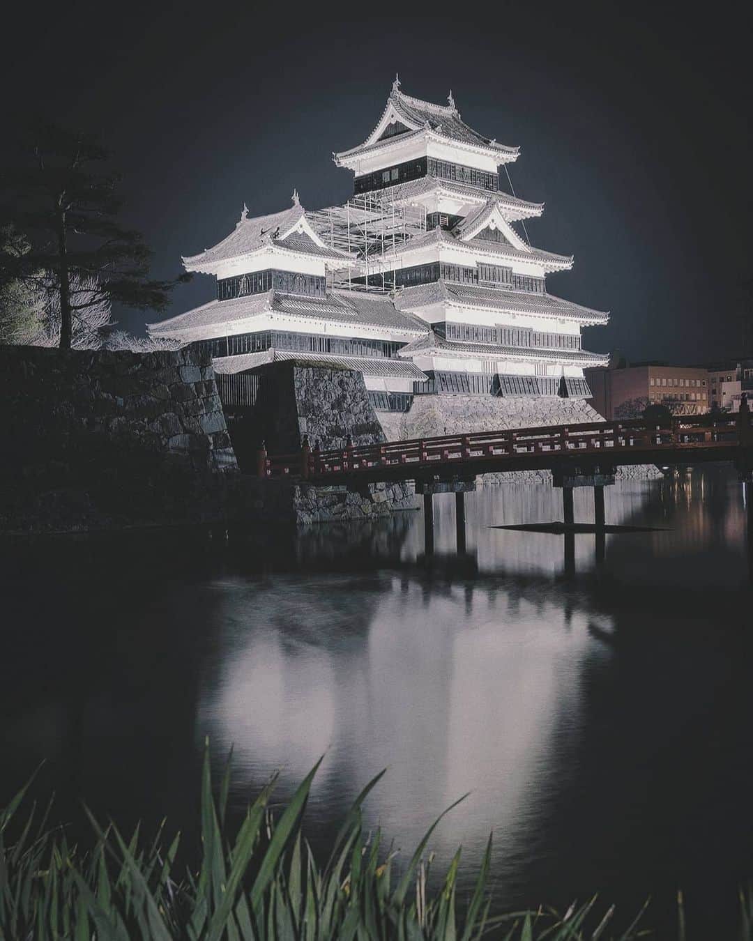 Berlin Tokyoさんのインスタグラム写真 - (Berlin TokyoInstagram)「Matsumoto Castle stands magnificently in the misty rain, with its sleek black exterior illuminated in the dark. . . . #hellofrom Nagano, #japan」6月13日 21時36分 - tokio_kid