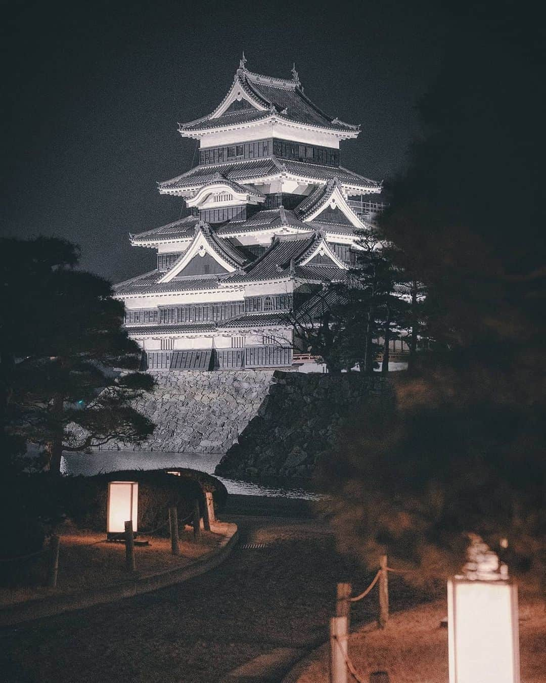 Berlin Tokyoさんのインスタグラム写真 - (Berlin TokyoInstagram)「Matsumoto Castle stands magnificently in the misty rain, with its sleek black exterior illuminated in the dark. . . . #hellofrom Nagano, #japan」6月13日 21時36分 - tokio_kid