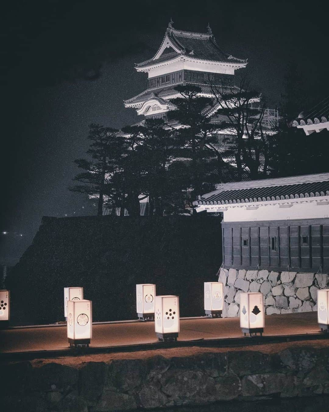 Berlin Tokyoさんのインスタグラム写真 - (Berlin TokyoInstagram)「Matsumoto Castle stands magnificently in the misty rain, with its sleek black exterior illuminated in the dark. . . . #hellofrom Nagano, #japan」6月13日 21時36分 - tokio_kid