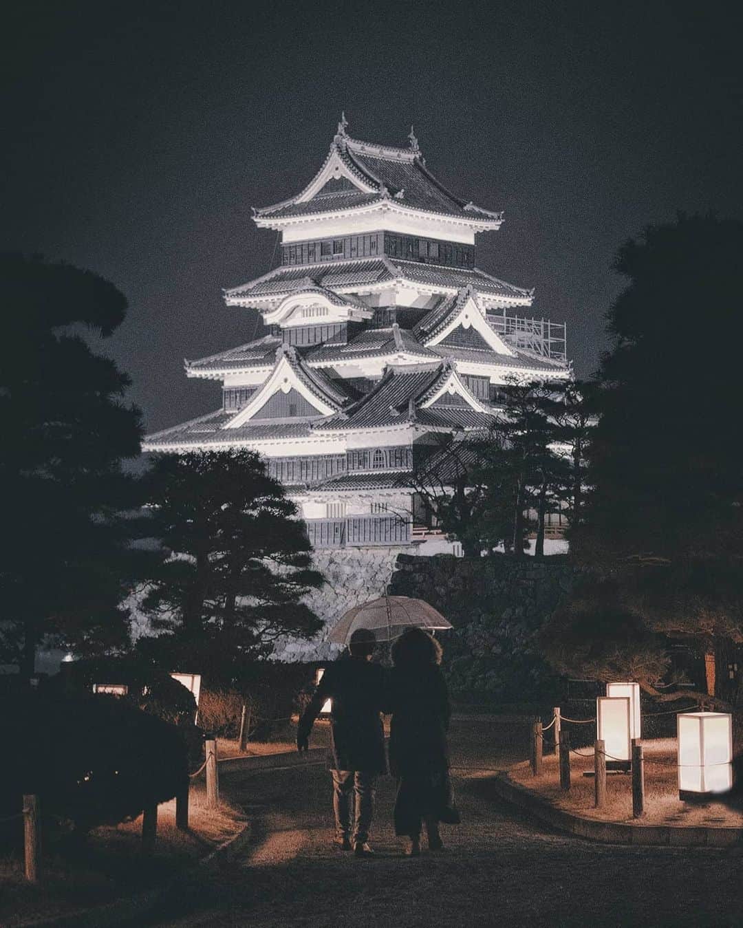 Berlin Tokyoのインスタグラム：「Matsumoto Castle stands magnificently in the misty rain, with its sleek black exterior illuminated in the dark. . . . #hellofrom Nagano, #japan」