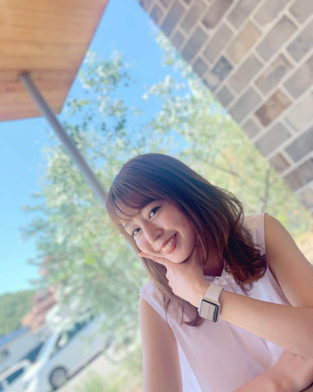 信長ゆかりさんのインスタグラム写真 - (信長ゆかりInstagram)「. どんより雲の日ぼかりなので☁️ 晴れた日の投稿をさせていただきます。  この日はアップルウォッチをいただき ウキウキでした。本当に、 #便利すぎて驚いております 深呼吸しましょうとか出てきます。 #しかし気をつけねばなりません #機械に支配されるのではなく #機械を利用するために #この日から始まった #私とAIとの戦い#いやせめぎ合い 腕一本脛一本の時代は終わりを告げたのです。 私は、腕にアップルウォッチを携えて、いや巻きつけて共存を目指します。 要するに、アップルウォッチの便利さすぎょい！！！ #アップルウォッチ#applewatch  そういえば、 あっという間にたいらげてしまって パンの写真を撮り忘れましたが #麦のひげ#岡山パン屋 ベーグルドーナツがベリグーでした♡」6月13日 21時44分 - 03yu_kari30