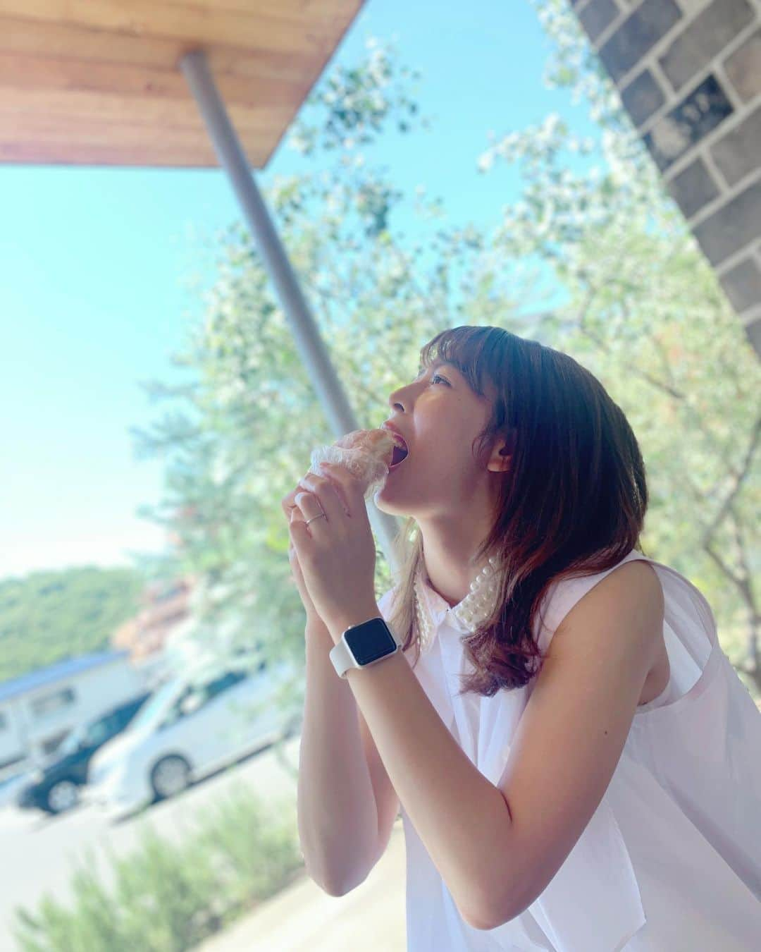 信長ゆかりさんのインスタグラム写真 - (信長ゆかりInstagram)「. どんより雲の日ぼかりなので☁️ 晴れた日の投稿をさせていただきます。  この日はアップルウォッチをいただき ウキウキでした。本当に、 #便利すぎて驚いております 深呼吸しましょうとか出てきます。 #しかし気をつけねばなりません #機械に支配されるのではなく #機械を利用するために #この日から始まった #私とAIとの戦い#いやせめぎ合い 腕一本脛一本の時代は終わりを告げたのです。 私は、腕にアップルウォッチを携えて、いや巻きつけて共存を目指します。 要するに、アップルウォッチの便利さすぎょい！！！ #アップルウォッチ#applewatch  そういえば、 あっという間にたいらげてしまって パンの写真を撮り忘れましたが #麦のひげ#岡山パン屋 ベーグルドーナツがベリグーでした♡」6月13日 21時44分 - 03yu_kari30