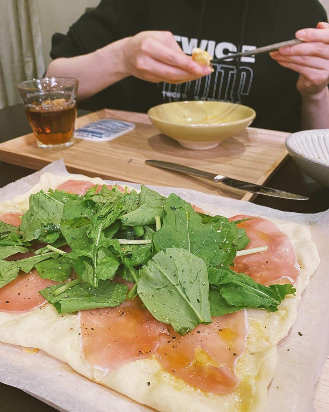 山賀琴子さんのインスタグラム写真 - (山賀琴子Instagram)「久々に手作りピザ🍕﻿ ﻿ お気に入りはアンチョビガーリックポテト！﻿ ﻿ 今日はオートミールピザも作ってみたよ！﻿ 3枚目スワイプしてみてね なかなか難しかったけど﻿ 美味しくできたー！🍅✨﻿ 美味しくヘルシーが嬉しい😊﻿ ﻿ 2枚目は姉🤣(完全にonceです😘)﻿ ちょっと量多過ぎてお腹はち切れそう…😱😱﻿ ﻿ #おうちごはん#ピザ#オートミールピザ﻿ #オートミール#pizza#cooking﻿」6月13日 21時47分 - kotokoyamaga