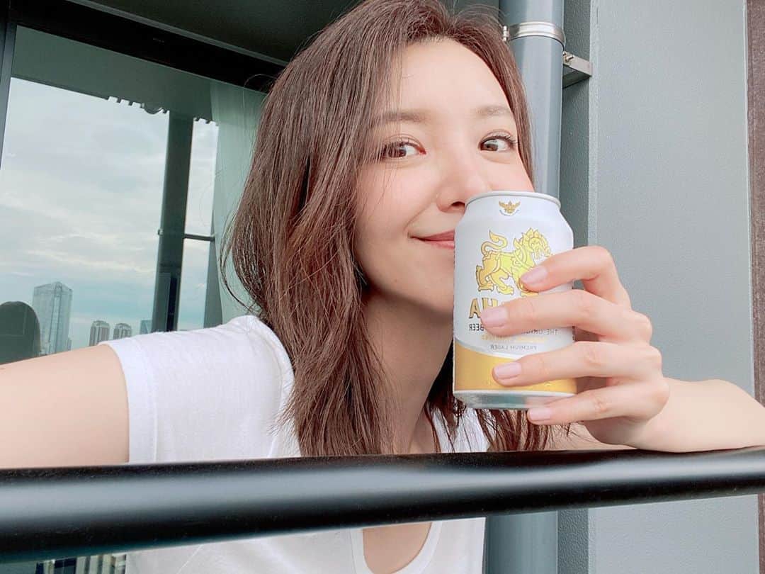 大出千尋のインスタグラム：「金曜日とシンハーと🍻」