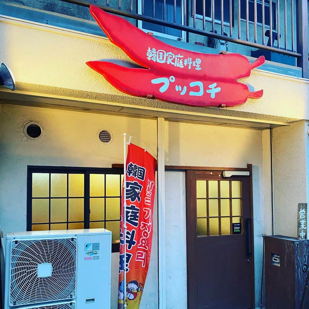倉橋友和さんのインスタグラム写真 - (倉橋友和Instagram)「【名古屋テイクアウト 58】プッコチ（御器所） 明るいママさんが切り盛りをする韓国家庭料理の店で、出来立てのキンパと海鮮チヂミを注文。どちらも胡麻油の香りが食欲をそそり、あっという間に家族で完食でした😋汁物以外のメニューならテイクアウトに対応してもらえます。  名古屋市昭和区石仏町2-4 052-853-7775  #昭和区 #テイクアウト #昭和区テイクアウト #名古屋テイクアウト #プッコチ #韓国料理 #キンパ #キムパ  #チヂミ #海鮮チヂミ #おうち時間 #おうちご飯 #メーテレ #アナウンサー #倉橋友和 #倉めし #倉めしテイクアウト #3密を避けて #stayhome #stayathome #コロナに負けるな」6月13日 21時54分 - nbn_kurahashi
