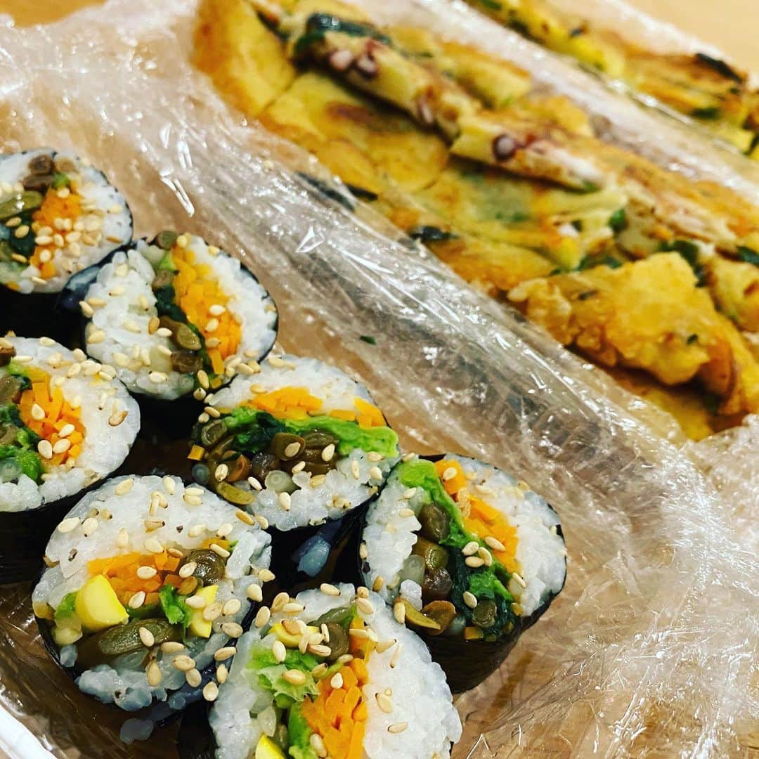 倉橋友和さんのインスタグラム写真 - (倉橋友和Instagram)「【名古屋テイクアウト 58】プッコチ（御器所） 明るいママさんが切り盛りをする韓国家庭料理の店で、出来立てのキンパと海鮮チヂミを注文。どちらも胡麻油の香りが食欲をそそり、あっという間に家族で完食でした😋汁物以外のメニューならテイクアウトに対応してもらえます。  名古屋市昭和区石仏町2-4 052-853-7775  #昭和区 #テイクアウト #昭和区テイクアウト #名古屋テイクアウト #プッコチ #韓国料理 #キンパ #キムパ  #チヂミ #海鮮チヂミ #おうち時間 #おうちご飯 #メーテレ #アナウンサー #倉橋友和 #倉めし #倉めしテイクアウト #3密を避けて #stayhome #stayathome #コロナに負けるな」6月13日 21時54分 - nbn_kurahashi