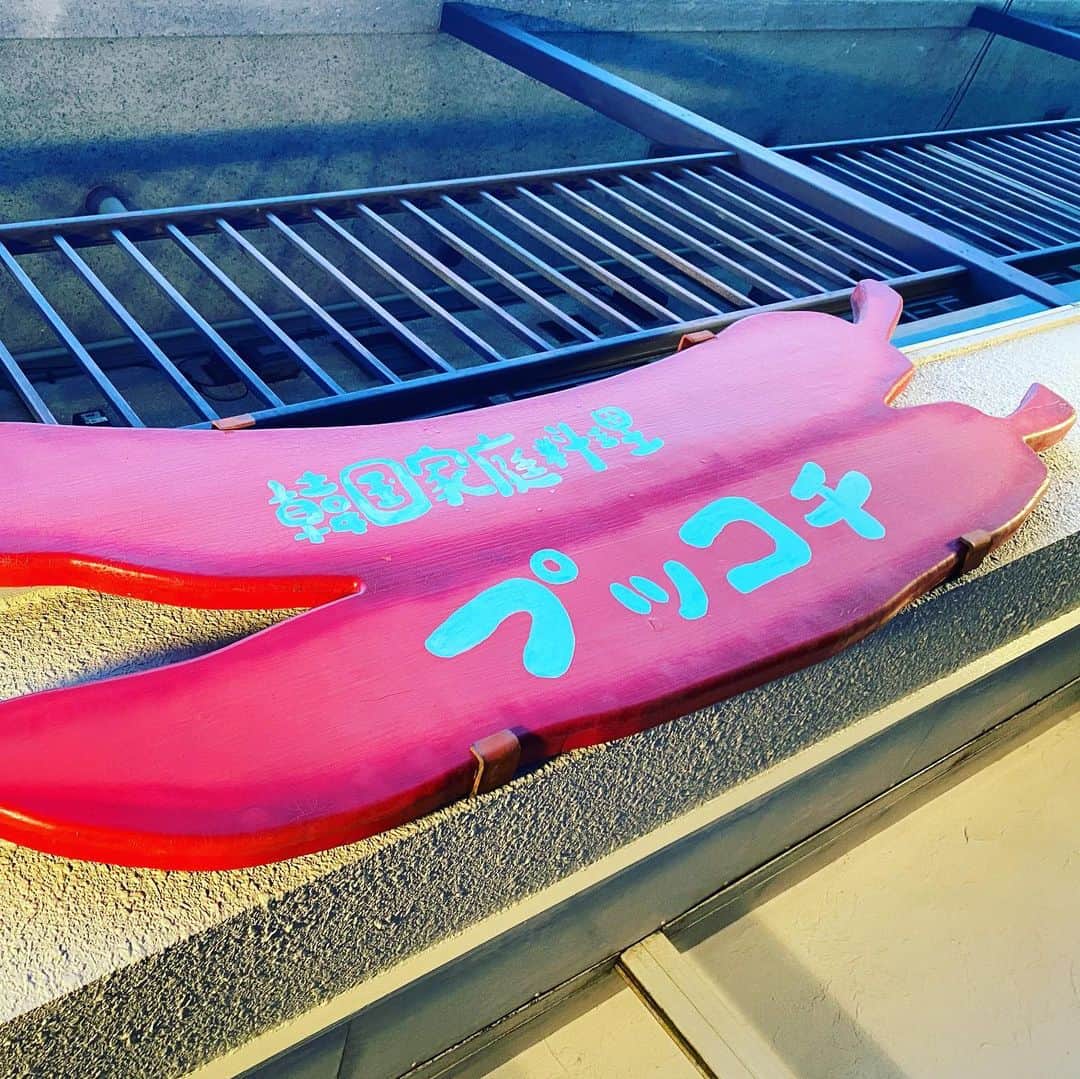 倉橋友和さんのインスタグラム写真 - (倉橋友和Instagram)「【名古屋テイクアウト 58】プッコチ（御器所） 明るいママさんが切り盛りをする韓国家庭料理の店で、出来立てのキンパと海鮮チヂミを注文。どちらも胡麻油の香りが食欲をそそり、あっという間に家族で完食でした😋汁物以外のメニューならテイクアウトに対応してもらえます。  名古屋市昭和区石仏町2-4 052-853-7775  #昭和区 #テイクアウト #昭和区テイクアウト #名古屋テイクアウト #プッコチ #韓国料理 #キンパ #キムパ  #チヂミ #海鮮チヂミ #おうち時間 #おうちご飯 #メーテレ #アナウンサー #倉橋友和 #倉めし #倉めしテイクアウト #3密を避けて #stayhome #stayathome #コロナに負けるな」6月13日 21時54分 - nbn_kurahashi