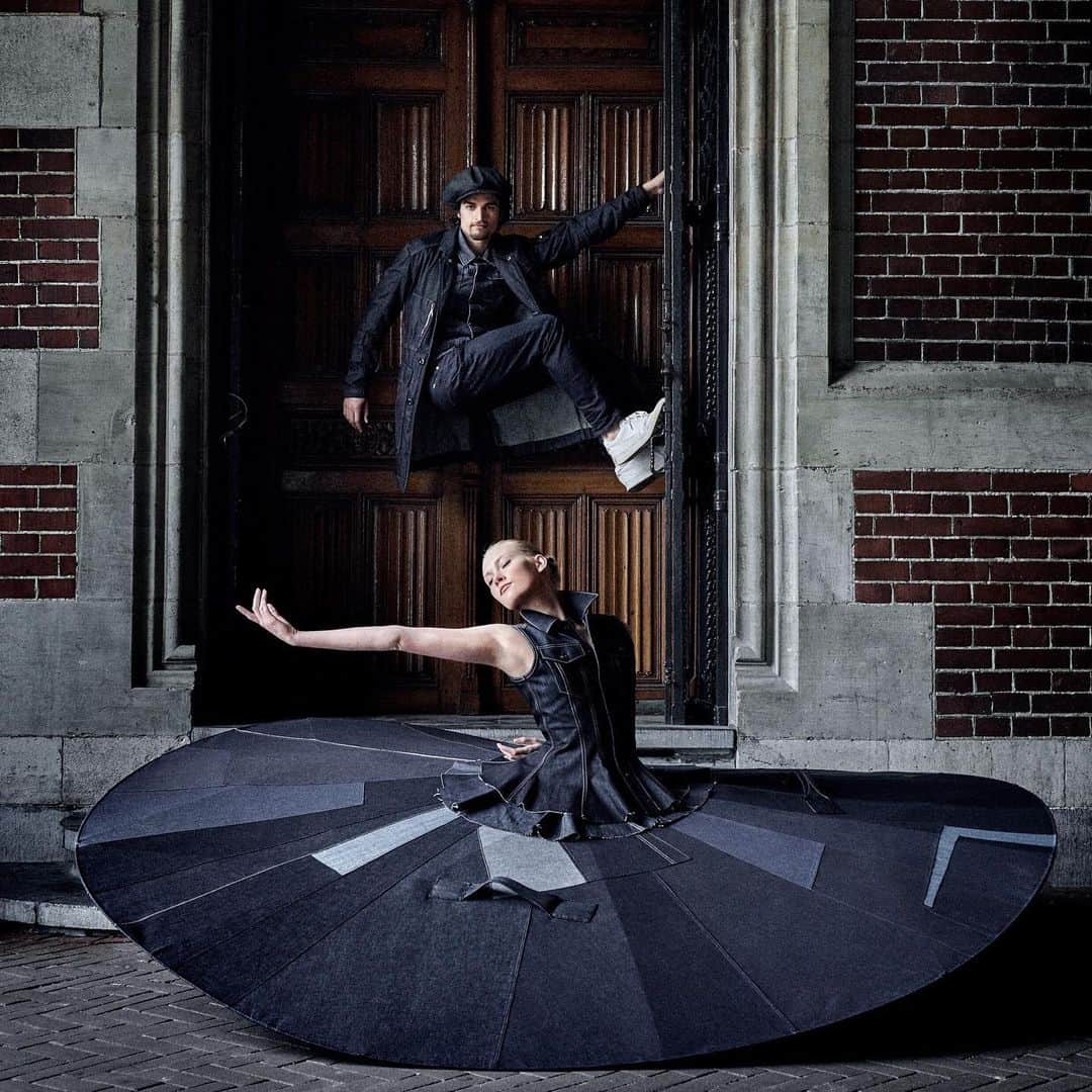 ジースター ロゥさんのインスタグラム写真 - (ジースター ロゥInstagram)「The Safe Distance Ballet. Dancing through the streets of Amsterdam at a safe distance.  @nationaleoperaballet @jorisvoorn #GStarRAW #HardcoreDenim #SafeDistanceBallet」6月13日 22時00分 - gstarraw