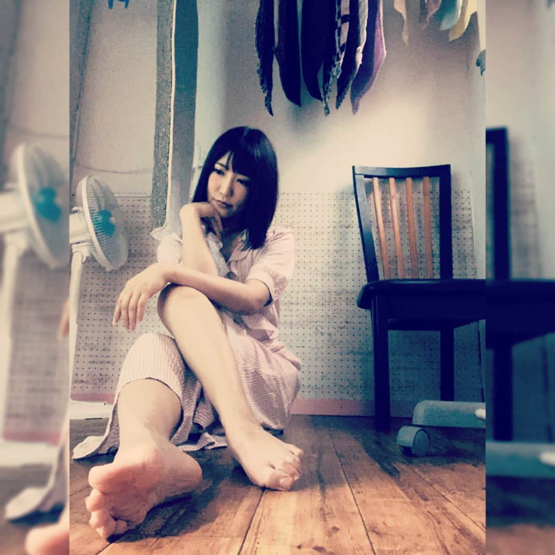 小峰みこさんのインスタグラム写真 - (小峰みこInstagram)「梅雨だね。☔️ . #雨季 #장마 #雨 #雨の日 #おうち時間 #お洗濯 #乾かない #ぼっち #足の裏しわしわ笑 #portrait #iPhone11pro #likeforlikes #instalike #followｍe」6月13日 22時03分 - mico_19911201