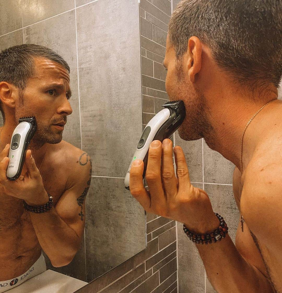 ヨアン・キャバイェのインスタグラム：「Routine matinale avec la tondeuse de chez @braun_grooming. Parfaite pour un rasage au millimètre et des contours précis. S’utilise aussi sous la douche si votre temps est compté le matin ! Une très bonne idée pour faire plaisir à votre papa #fetesdespères #ad  Morning routine with the trimmer from @braun_grooming. Perfect for a precise shave and contours. Can also be used in the shower if your time is short in the morning ! A great idea to please your dad for #fathersday #ad」