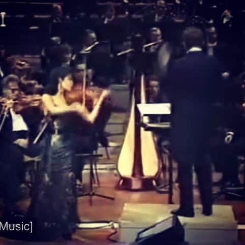 アリッサのインスタグラム：「#toccataandfugueindminor #saturdaymood #awissamusique x」