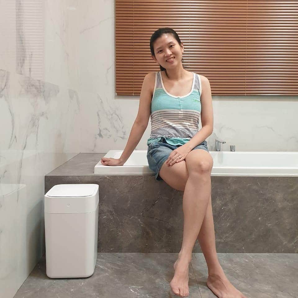 デビー・スサントのインスタグラム：「Sekarang buang sampah lebih praktis dan jadi menyenangkan dengan adanya si kotak sampah pintar ini !! Dengan design yang stylist banget, menjadikan ruangan lebih bersih dan elegan.. kalian bisa dapetin tong sampah pintar ini di @caricarishop atau bisa juga lewat tokped di toko bbsstores 👌」