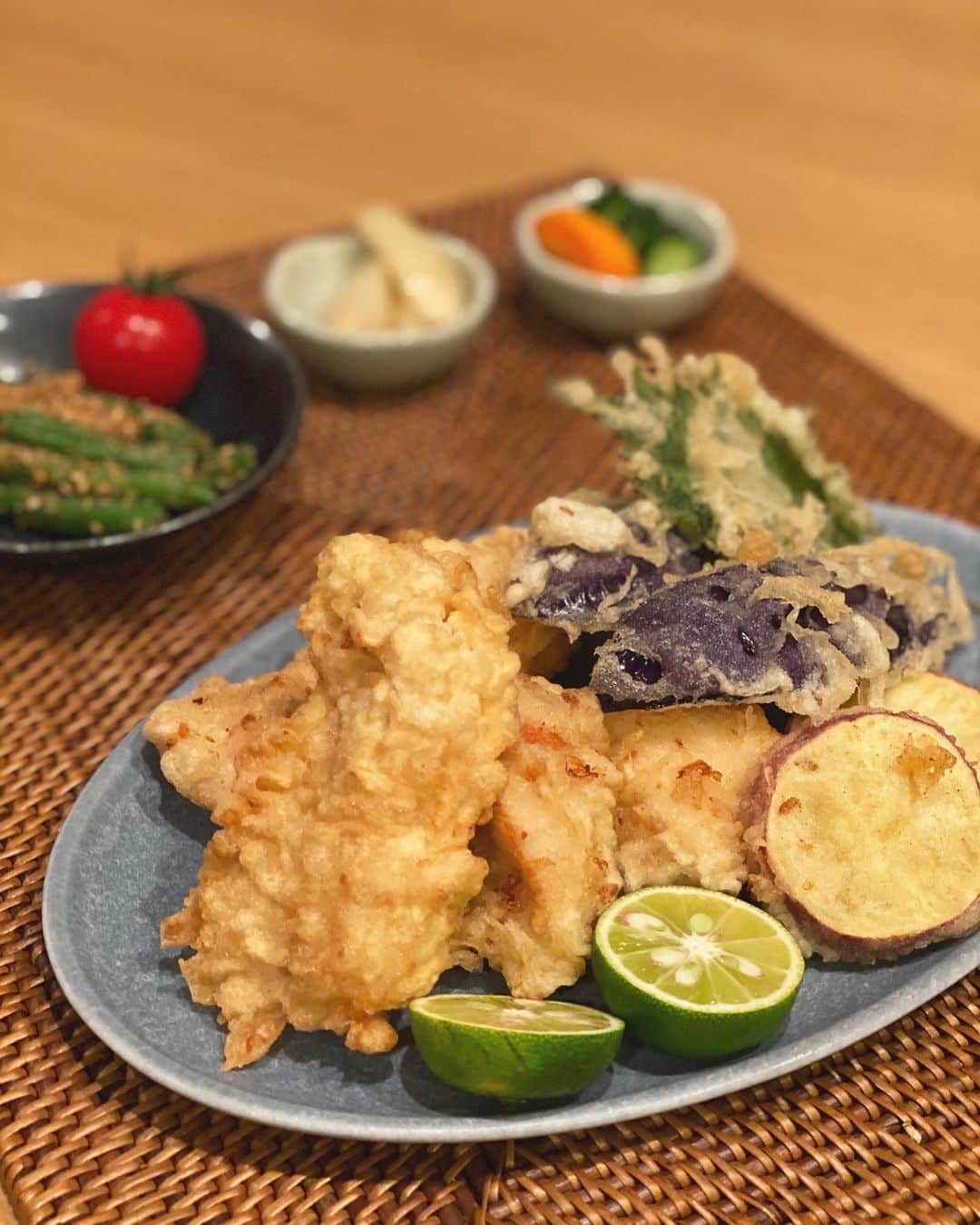 のインスタグラム：「今日のおうちごはんは、 #とり天定食 . #天ぷら （#とり天 #茄子 #薩摩芋 #大葉） #いんげんの胡麻和え #ミニトマト #ぬか漬け #らっきょう漬け #キャベツと油揚げのお味噌汁 . . 『とり天』は先日の唐揚げと同じ 大分 中津唐揚げの綾鶏さん @ayatori_oishi からいただいたもの。 よくよく見たら、綾鶏さんて 『とり天専門店』だった🤭 . 東京生まれ東京育ちの私にとって まったく馴染みのないとり天。 名前は知ってるけど食べたこともないし 作ったこともなかったの。 とり天が大分県中部地方の 郷土料理だということも さっき初めて知りました🤫 . こういう機会がなければ 絶対に我が家のおうちごはんに 出てくることはなかったメニューなので 嬉しいです🥰 . またもや、作り方は簡単。 味付けしてある鶏肉を解凍して 片栗粉をまぶして、 専用の天ぷら粉にくぐらせて ３分半揚げるだけ。 ついでに、余った天ぷら粉で お野菜の天ぷらも一緒に作っちゃいました。 . 美味しかったぁ🥳 . #坂元家の晩ご飯 #坂元定食  #おうちごはん #おうちごはんlover #おふくろの味  #毎日のご飯は豪華でなくていいから全て手作りでありたい #手作りごはん #いつものんきなたぬきくんがいる #おしゃれじゃなくてもいいんです #綾鶏 #中津唐揚げ #大分県 #綾鶏とり天 #坂元ごはん」