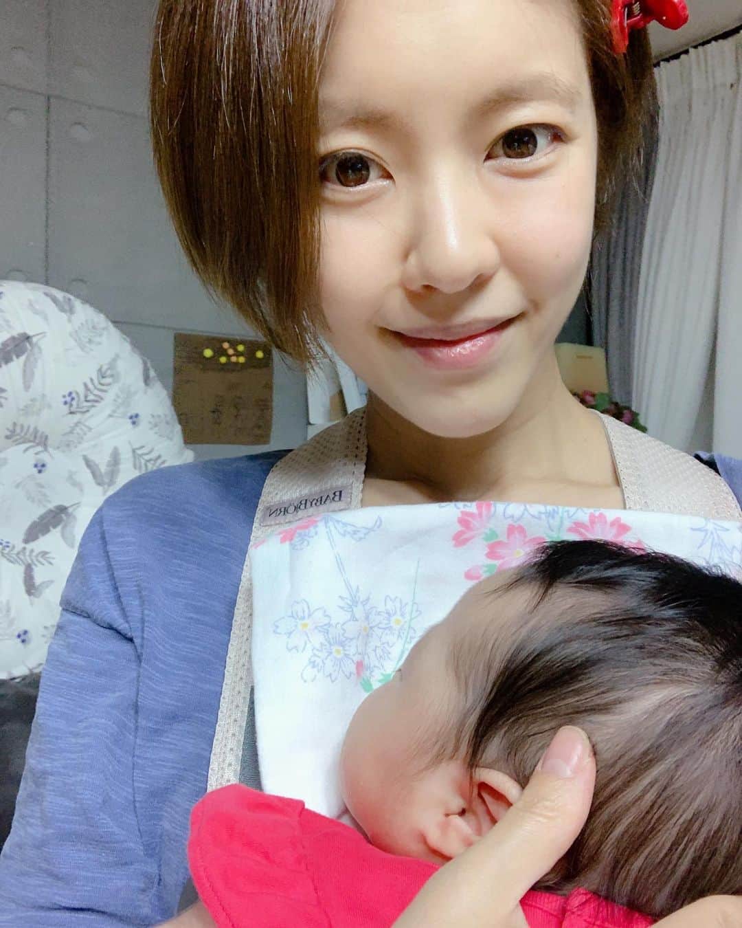 イ・ユンジのインスタグラム：「머리가 많이 자랐다. 작품끝난지 2년-4개월 되었고 그간 다듬어가며 기르느라 더뎠지만. 거울볼때마다 그 시간이 고스란히 느껴졌다. 그사이 많은일들이 있었고 오늘 너를안고 감사하며 나의 다음을 꿈꾸어본다.」