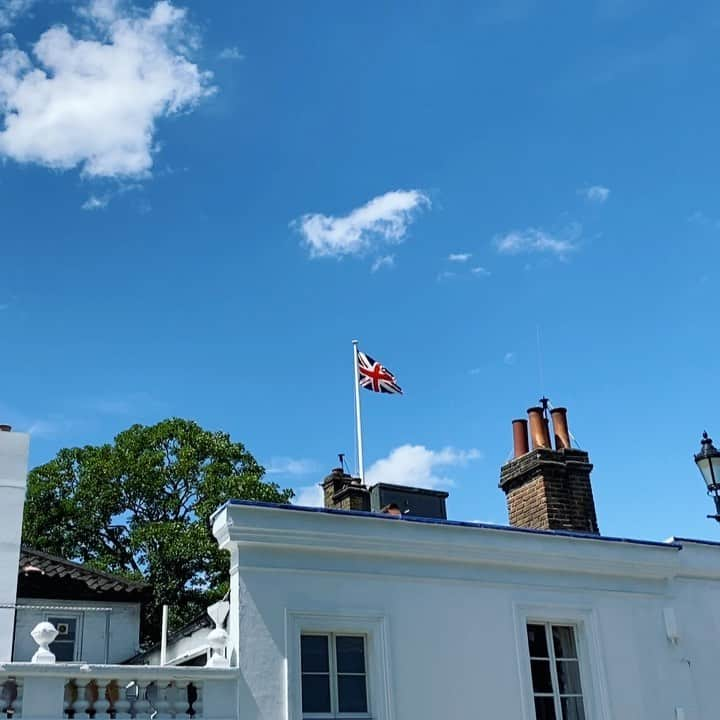 MEGのインスタグラム：「久々の晴天🇬🇧」