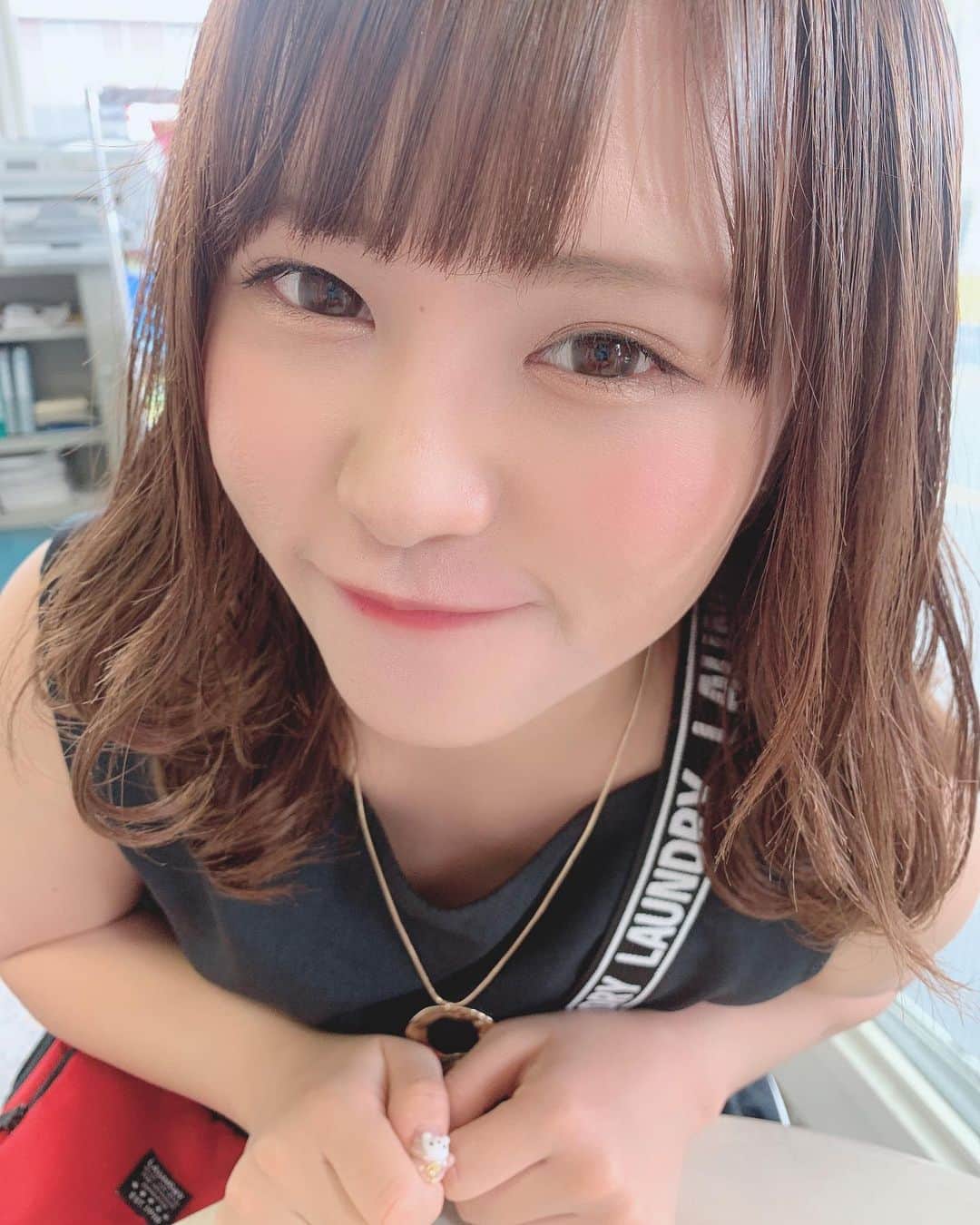 のインスタグラム：「はやく梅雨終わって夏感じたいね´•ᴥ•`♡ ワンピース、ネックレス @gu_global @gu_for_all_  バッグ @laundry_official  #ワンピース #gu #guコーデ #プチプラ #プチプラコーデ #巻き髪 #バッグ #laundry #ワンピースコーデ #梅雨」