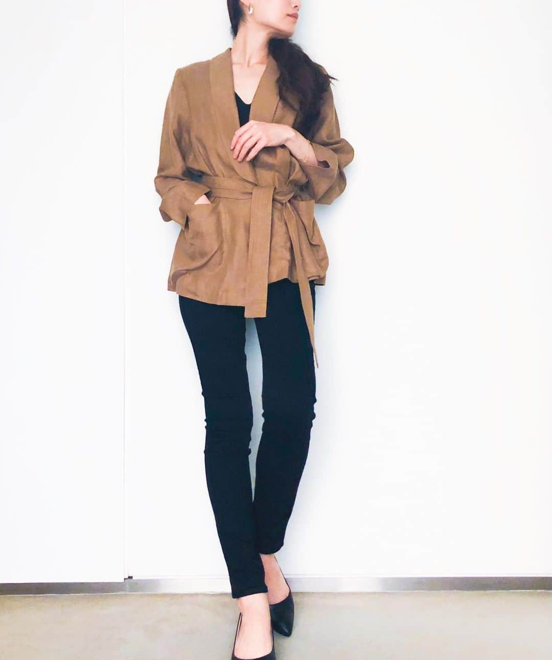 chinatsu614さんのインスタグラム写真 - (chinatsu614Instagram)「Ladylike jeans.﻿ #7forallmankind #skinyjeans #blackdenim #ootd ﻿ ・﻿ ・﻿ ・﻿ ﻿ 初めて履いた﻿ @7forallmankind のスキニージーンズ。﻿ ﻿ 色は高級感のある艶っぽいブラック。﻿ ﻿ 驚くほどなめらかな肌触りに、履き心地の良いやわらかな生地がストレスフリー♥︎ ﻿ ﻿ フィット感が高くてすっごく履きやすい!! ﻿ ﻿ ブラックスキニーを探してる人におススメーーー♥︎ ♥︎ ♥︎ ˒˒﻿ ﻿ ・﻿ ・﻿ ・﻿ @7forallmankind_jp ﻿ @woadblue_official﻿ #7フォーオールマンカインド﻿」6月13日 22時22分 - chinatsu614