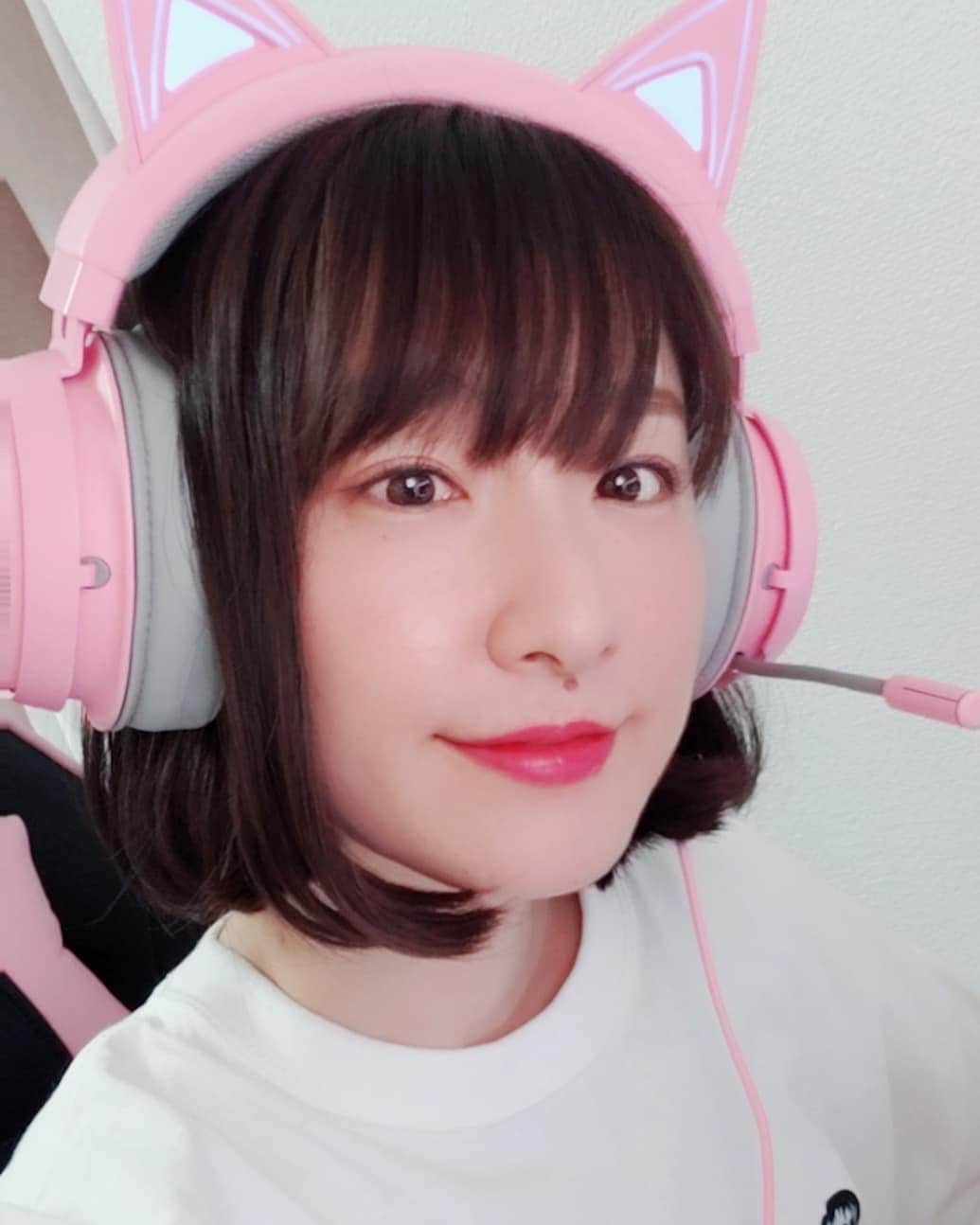 葉山いくみのインスタグラム：「新しい髪型はこんな感じです～！ ボブ久しぶりだー！  #razer」
