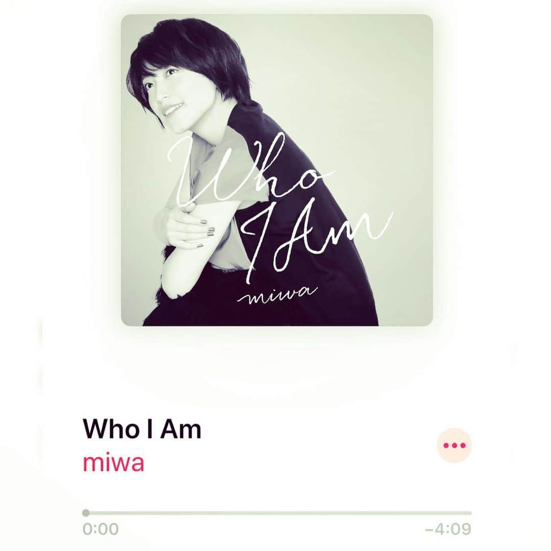 岩嵜翔のインスタグラム：「今シーズン、miwaさんの『Who I Am』を登場曲に使わせて頂くことにしました。  共通の知人を通じてご縁をいただき、この曲を作って頂きました！ ありがとうございます！  投げれるようになるまで色々ありましたが、この歌に背中を押してもらいながら、新たな気持ち、強い気持ちで、今シーズンがんばります！  #miwa さん #Who I Am #登場曲 #開幕まであと少し #早く満員のドームで投げたい #まだまだ大変な時ですが #皆で頑張りましょう」